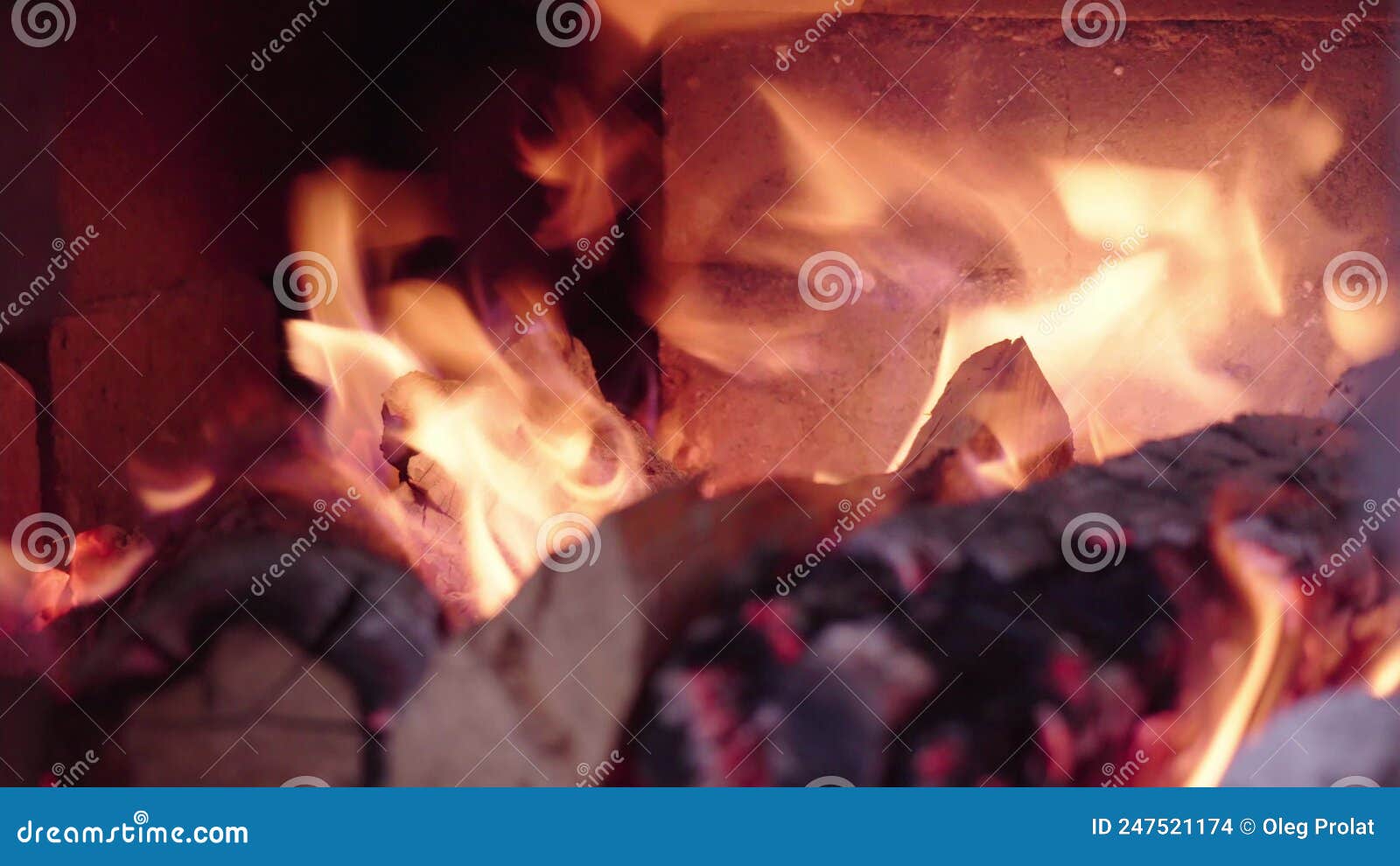 дрова в печи и камине. сжигание дров в камине. кирпичная печь для пиццы ...