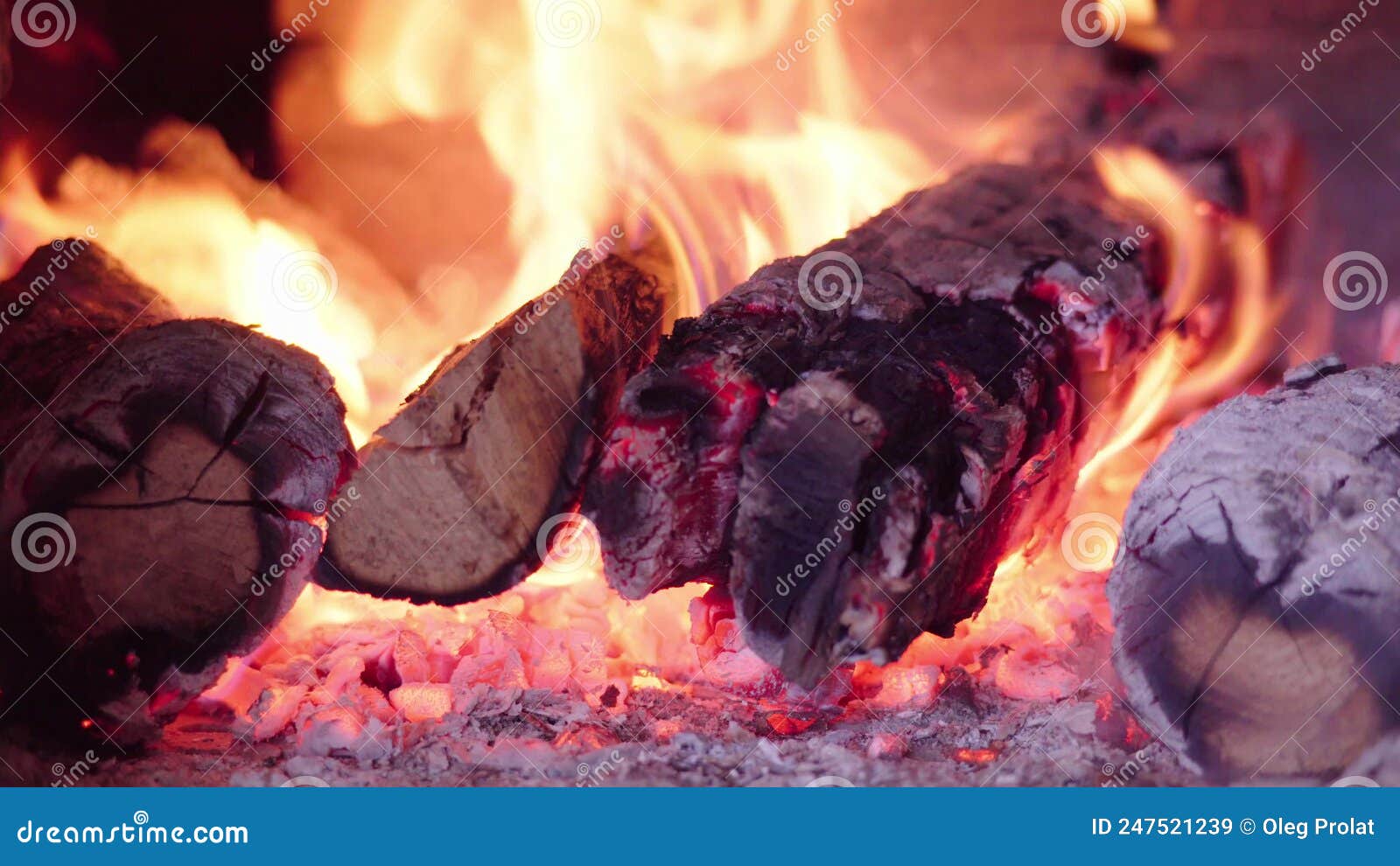 дрова в печи и камине. сжигание дров в камине. кирпичная печь для пиццы ...