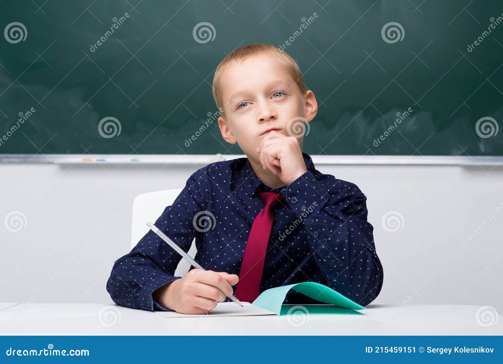 думающий школьник учится в школе. фотосессия в студии Стоковое ...