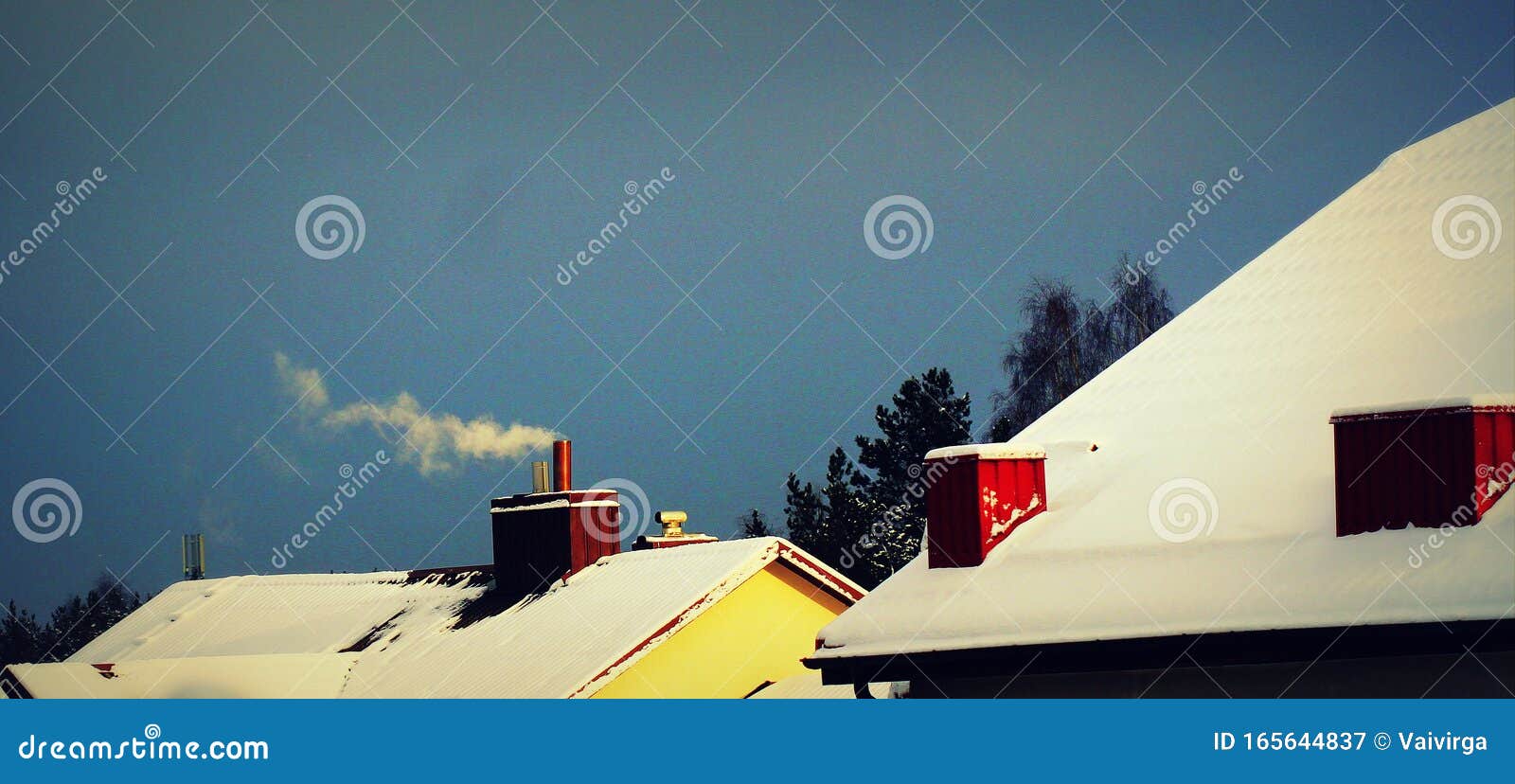 Дым от трубы, отопление дымовая сигнализация Дым, выходящий из дома на ...