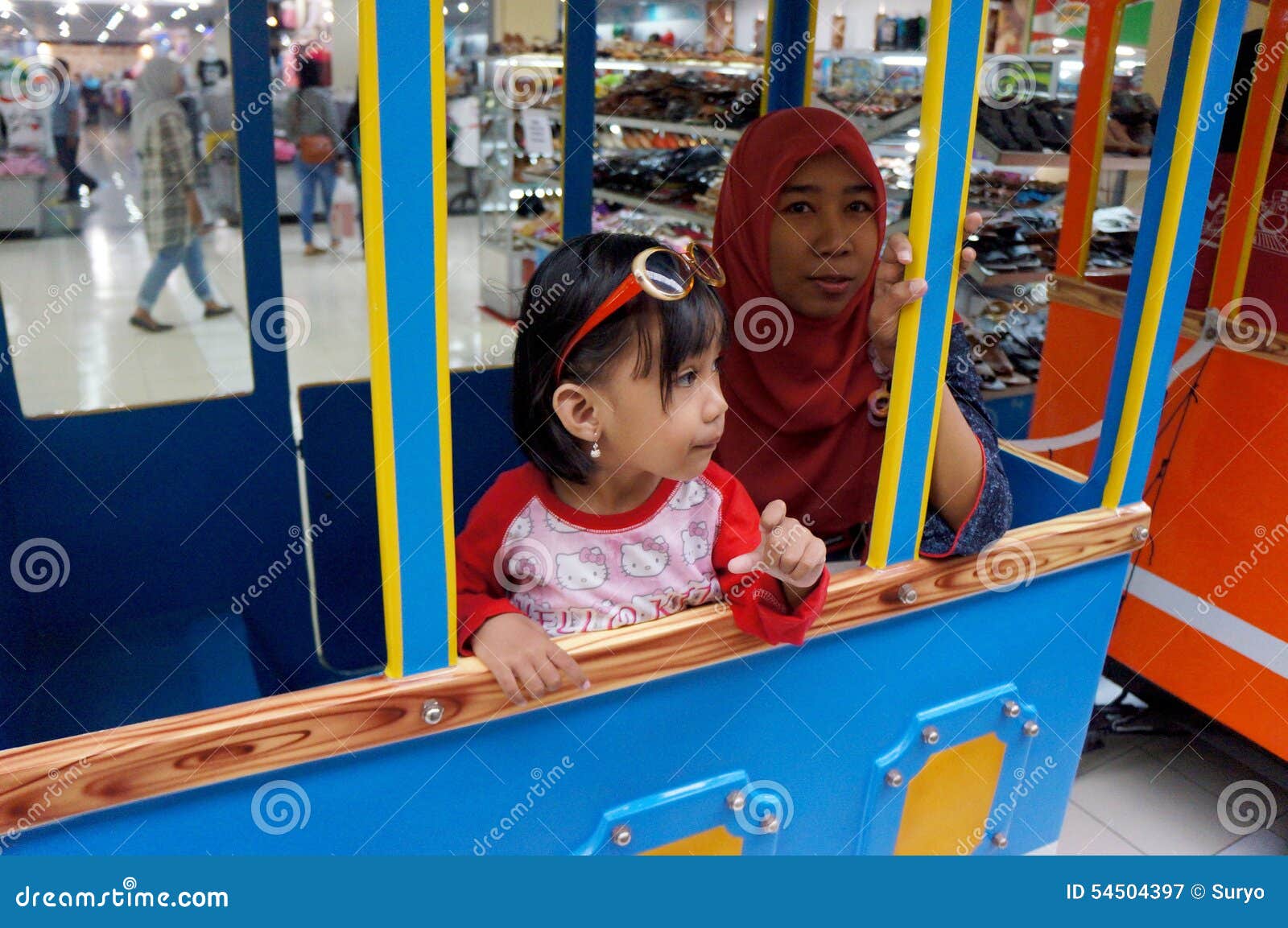 Езды поезда. Посетители ехали езды поезда в торговом центре в Karanganyar, центральной Ява, Индонезии