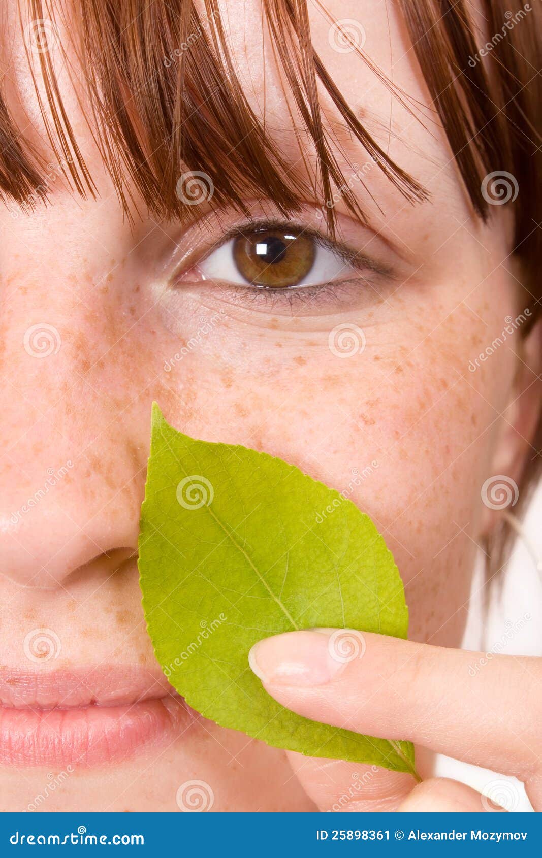 Естественная красотка. Девушка с листьями завода на стороне. Крупный план