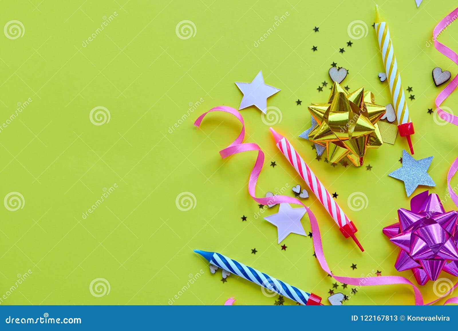 Желтая предпосылка, концепция времени партии, приглашение к дню ...