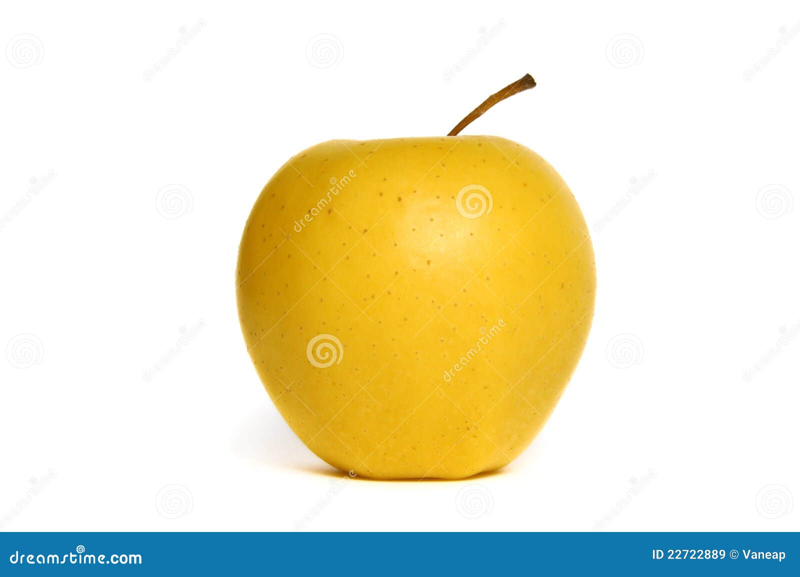 Яблоко желтое для детей на белом