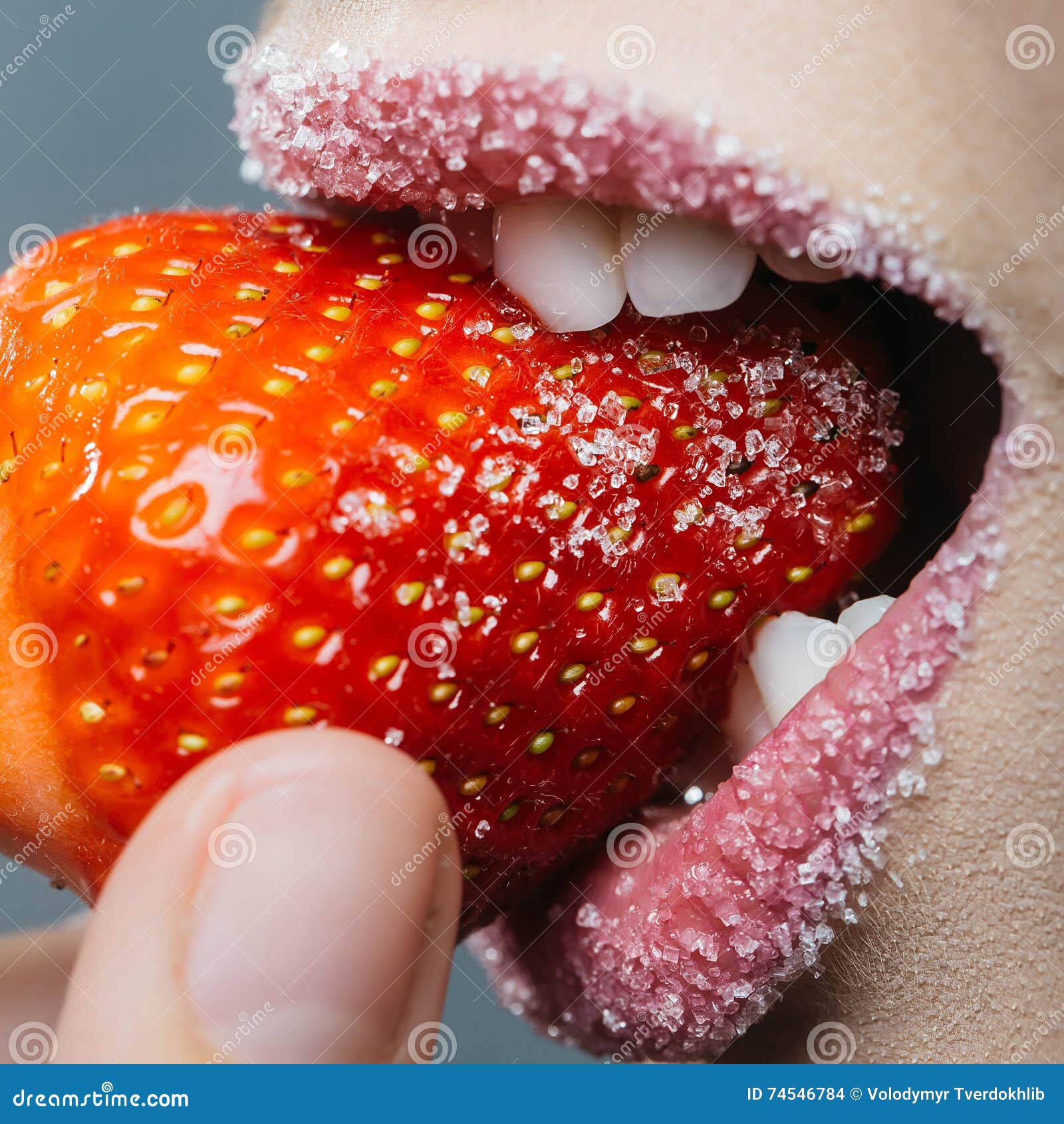Кусает клубнику