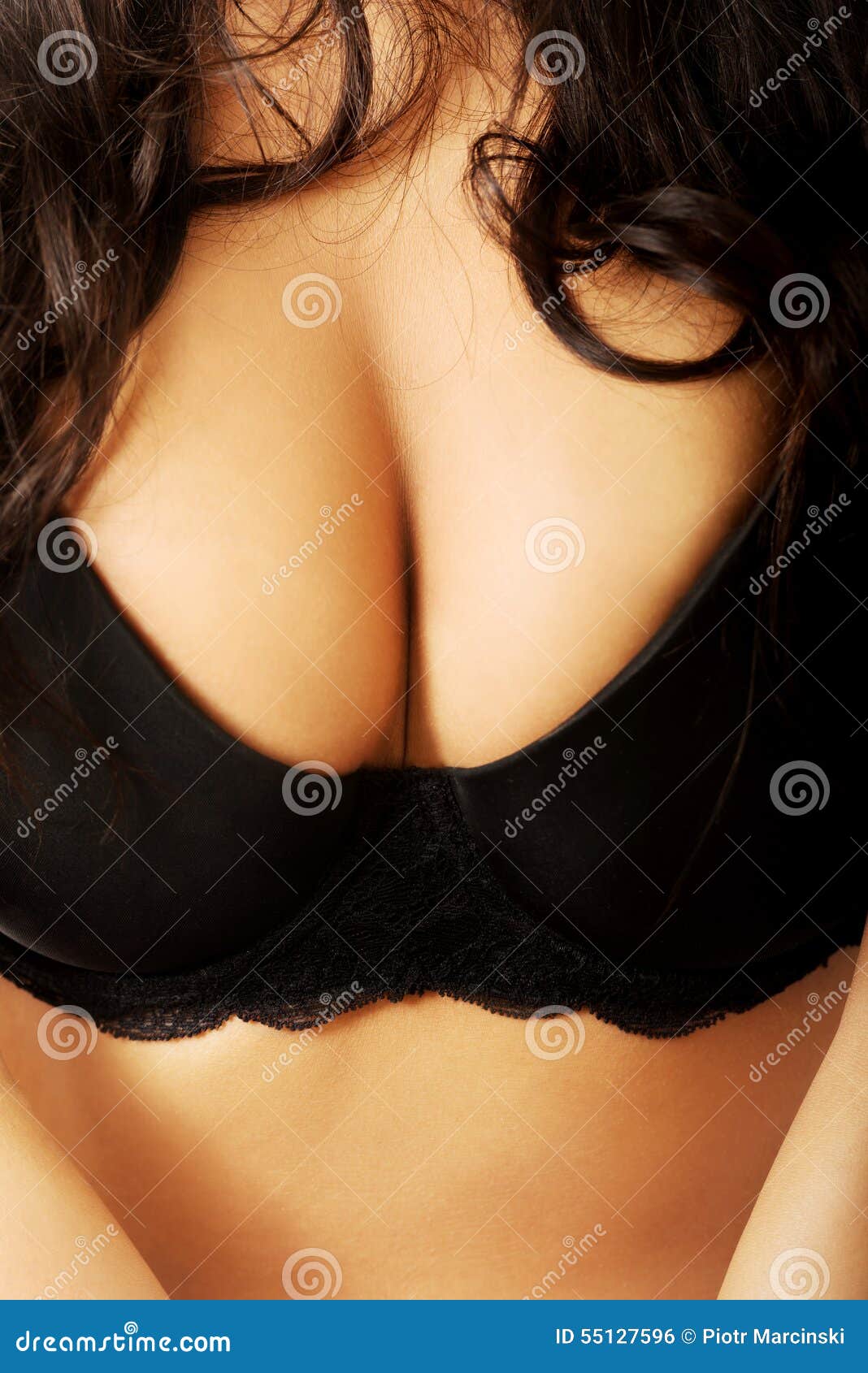 Женская грудь в черном бюстгальтере