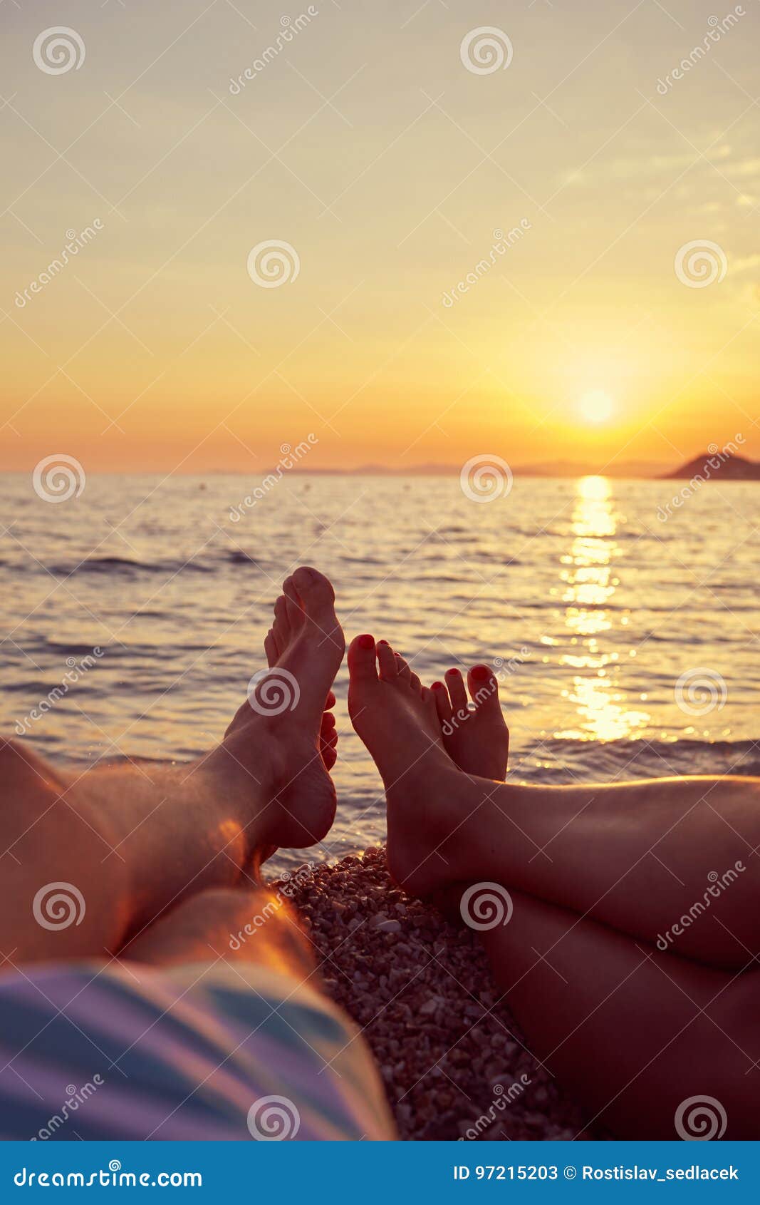 Мужские и женские ноги на море