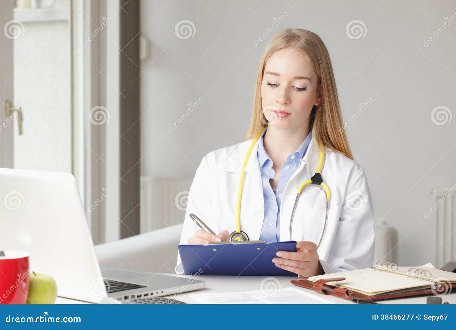 Женщина врач на столе