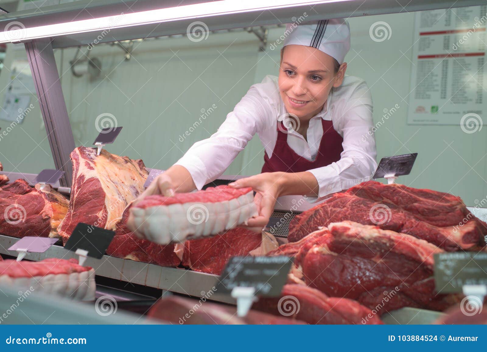 Женщины в мясном магазине