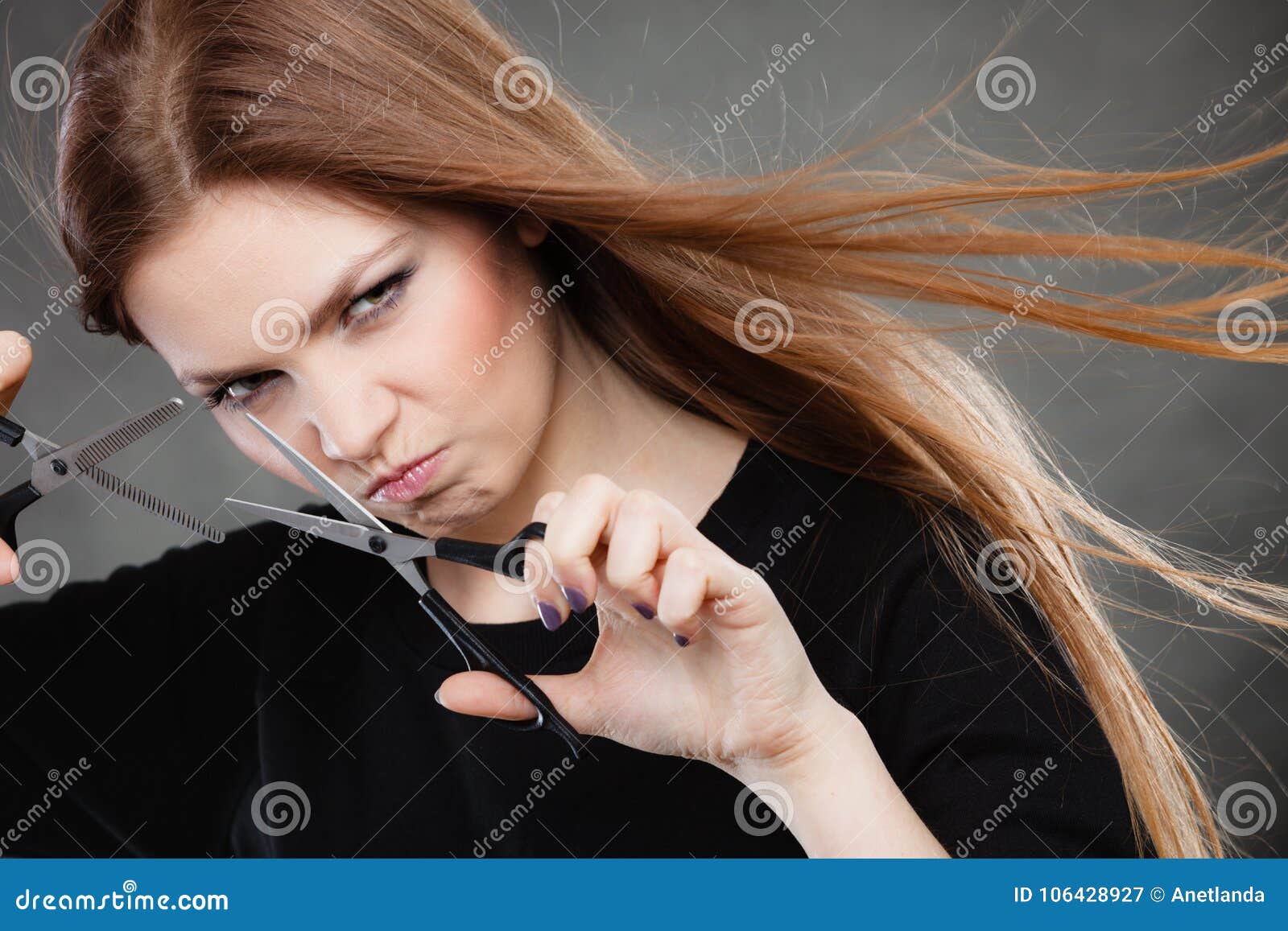 Женский парикмахер парикмахера с ножницами Стоковое Изображение ...