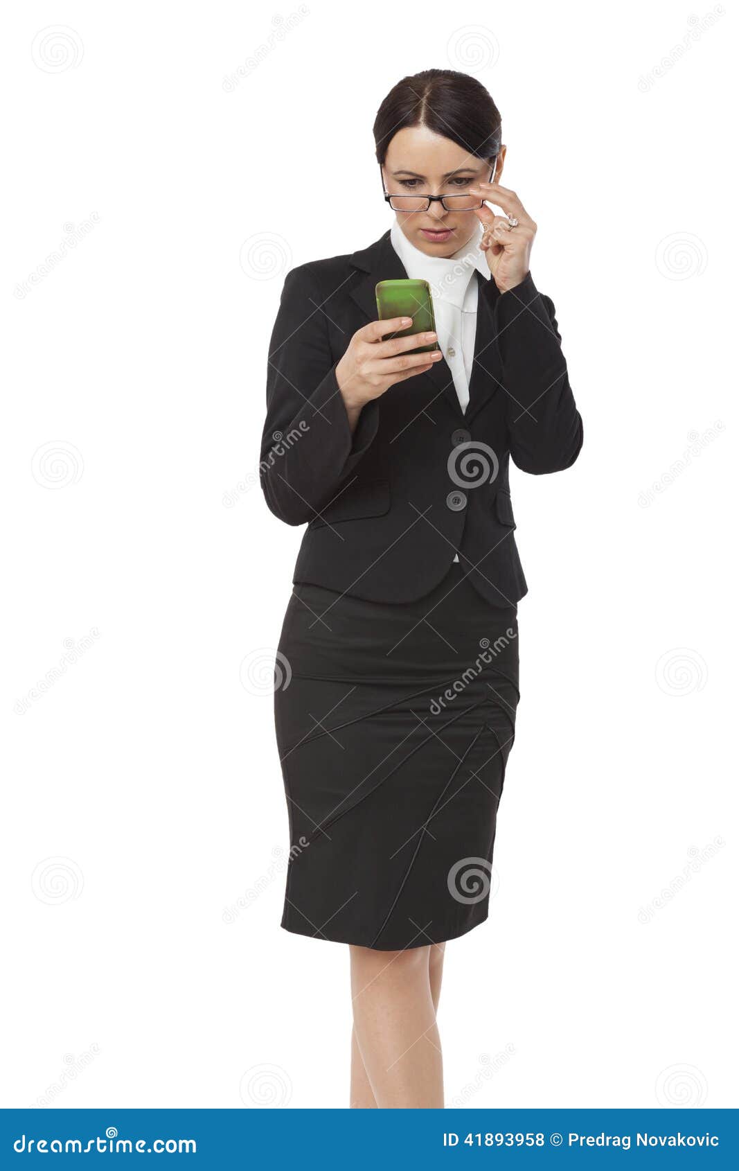 Женский профессионал дела используя мобильный телефон