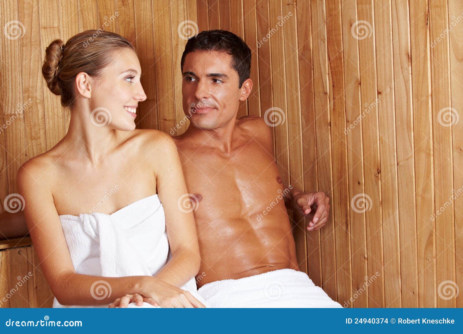 Мужчины и женщины вместе в сауне