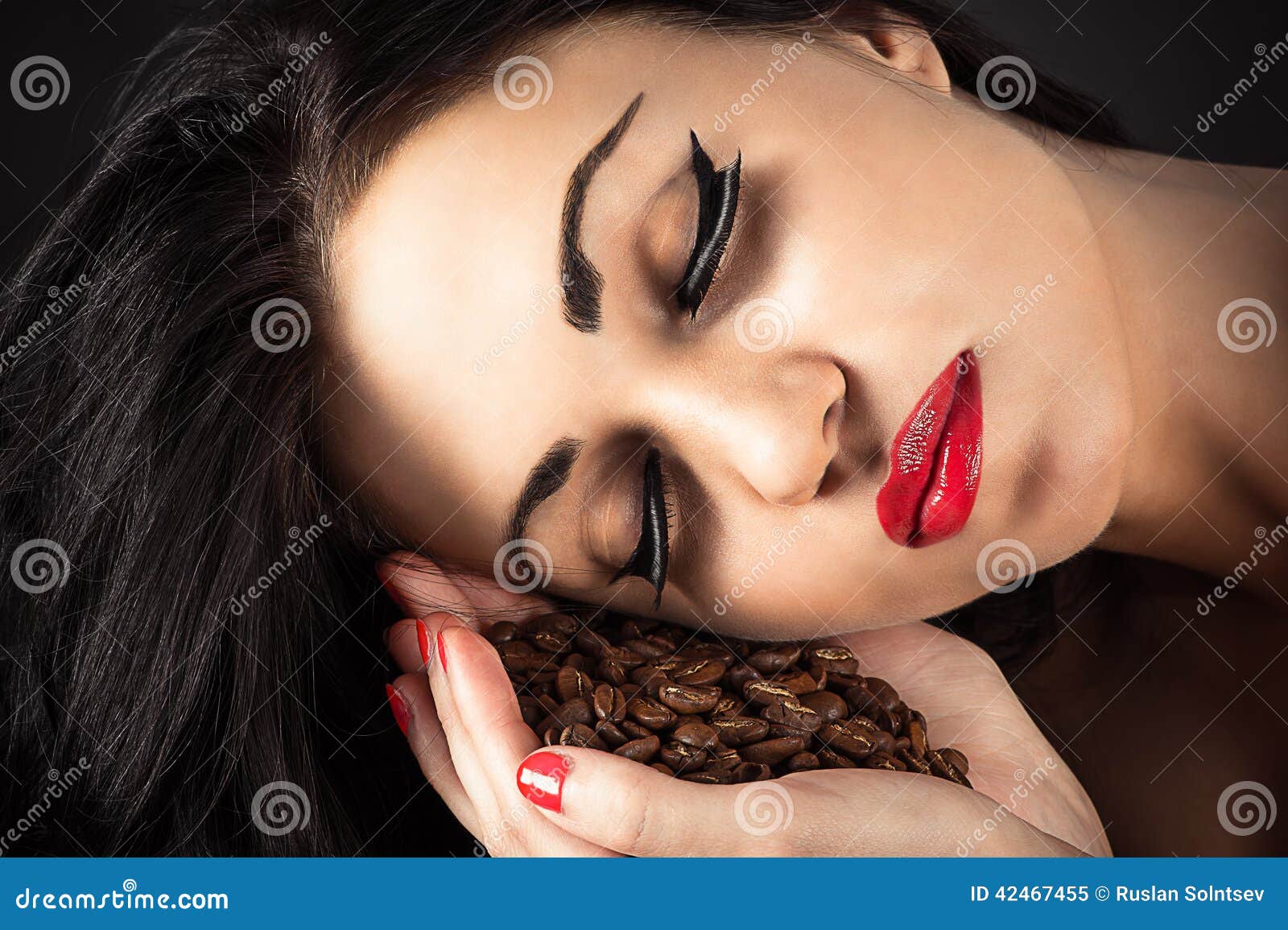 Женщина брюнет с кофе в руке. Красивая женщина брюнет с кофе в руке