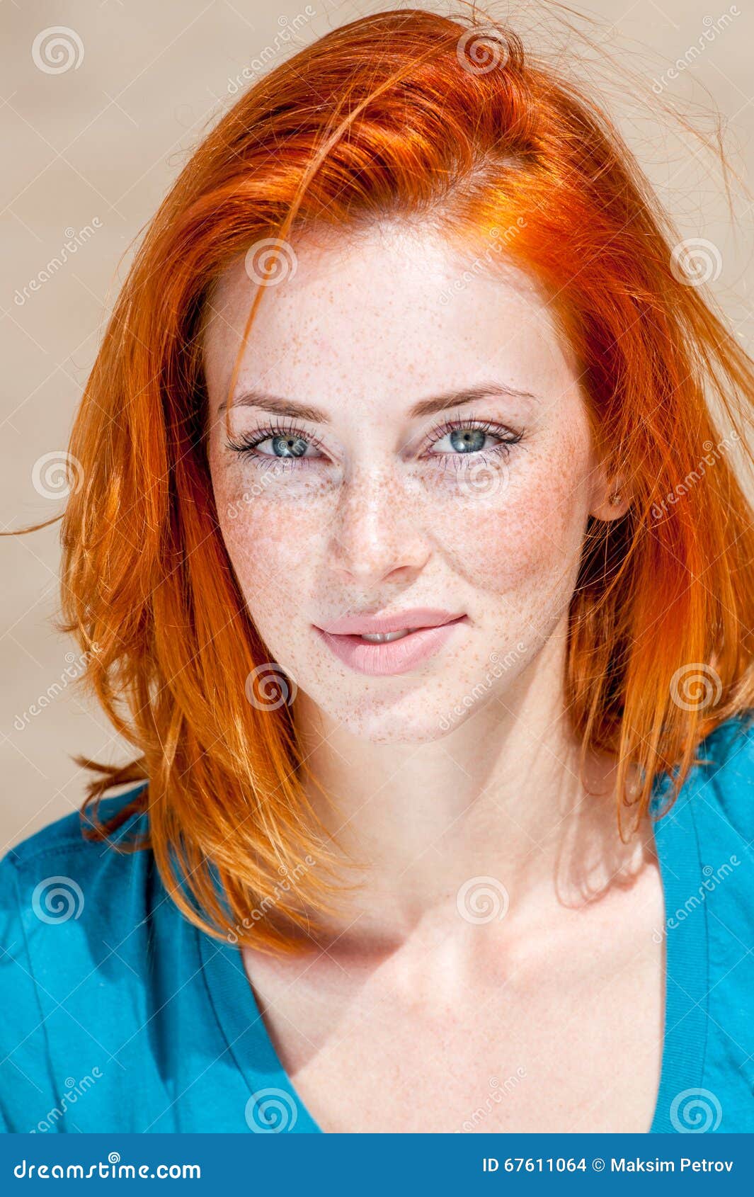 Женщина красивого Redhead Freckled голубоглазая Стоковое Фото изображение насчитывающей