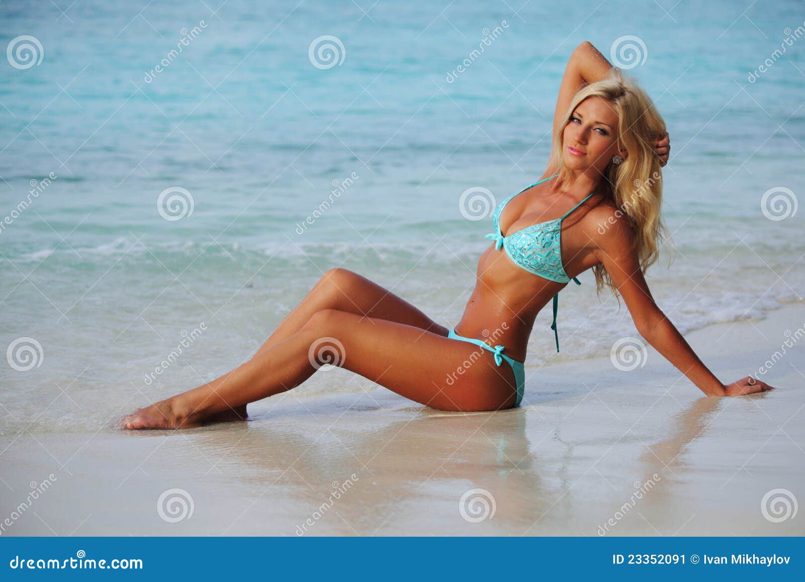 женщина песка океана свободного полета лежа