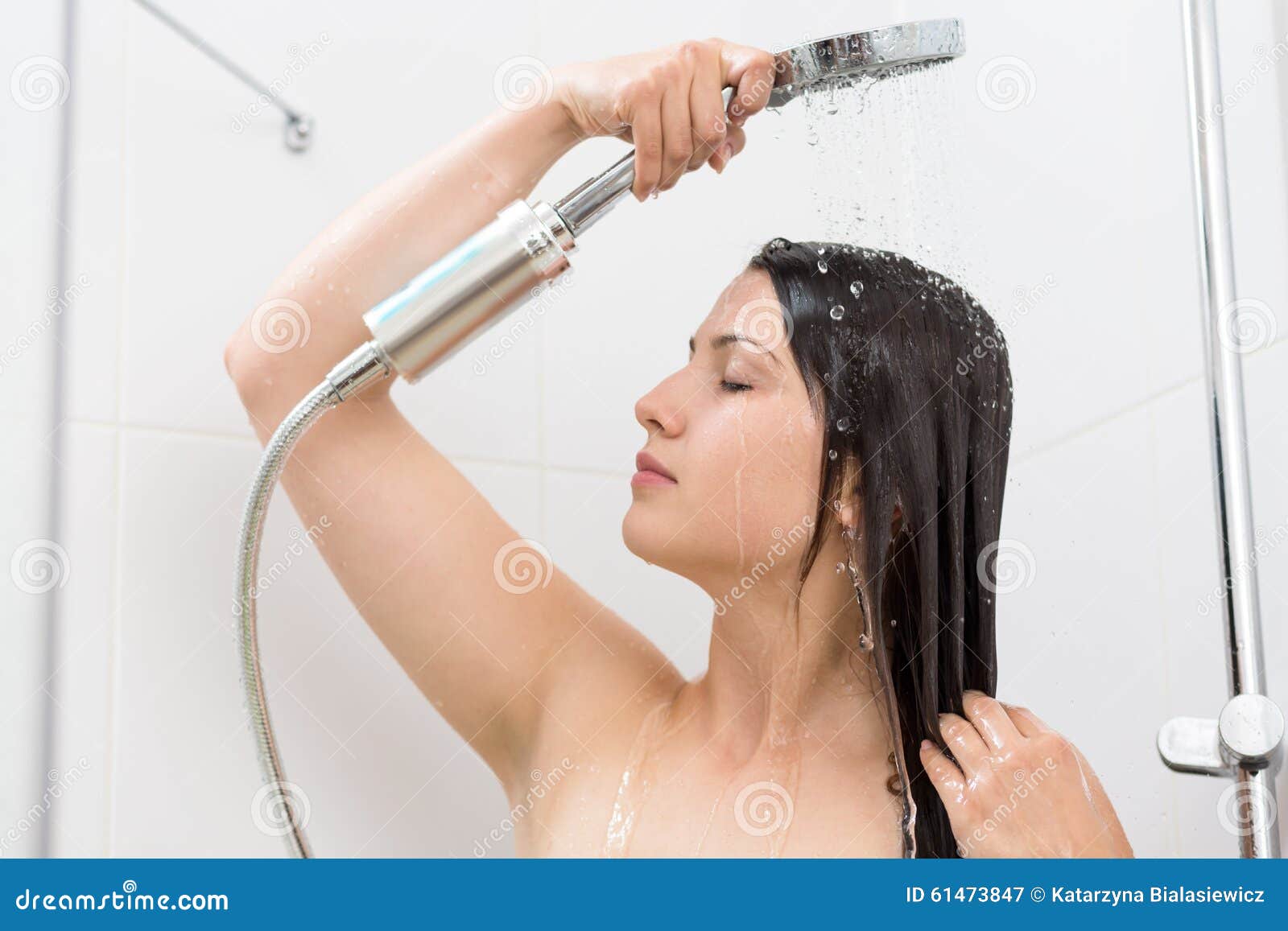 Женщина принимает душ