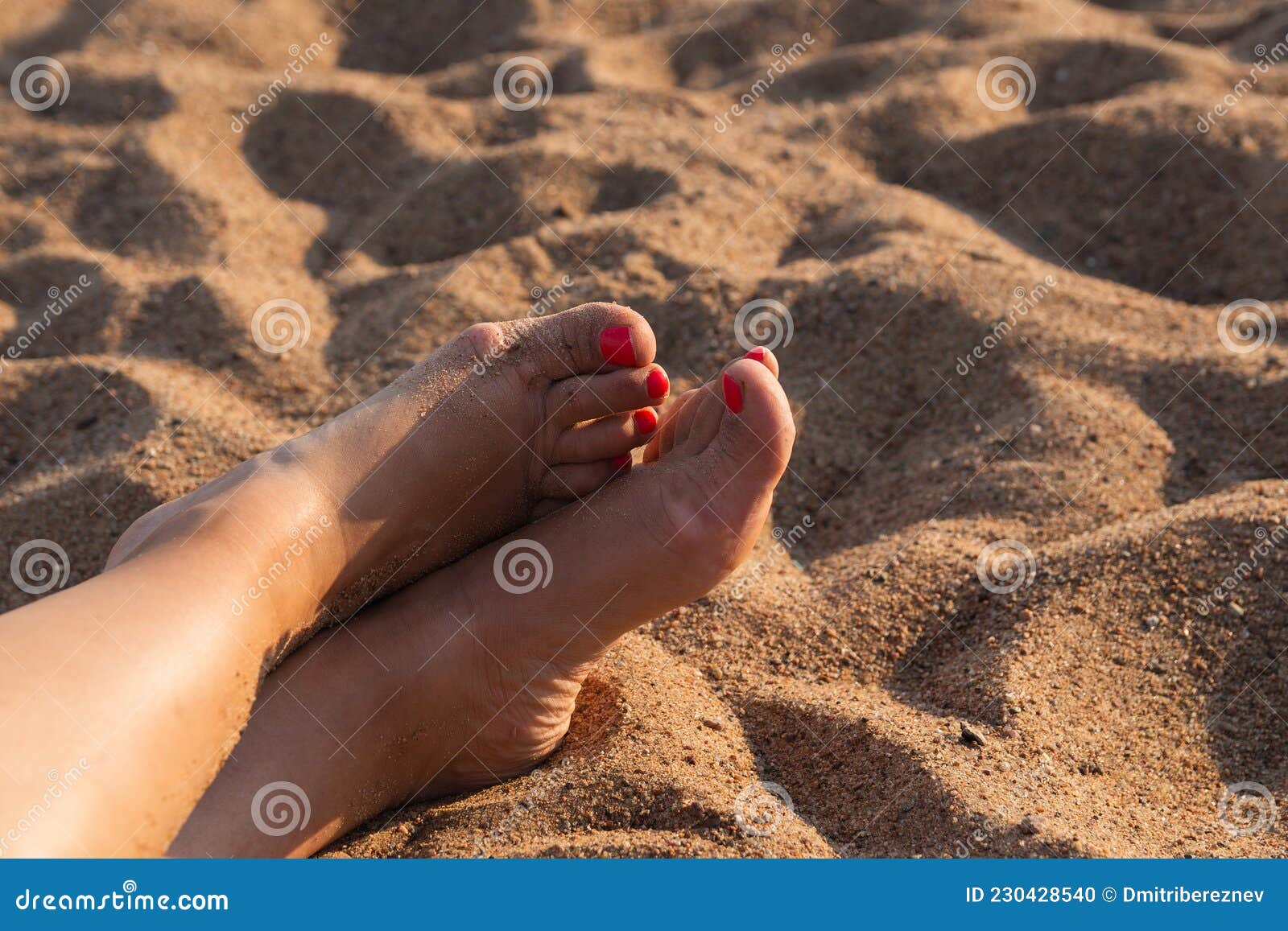 Голая жена с друзьями мужа на пляже (64 фото)
