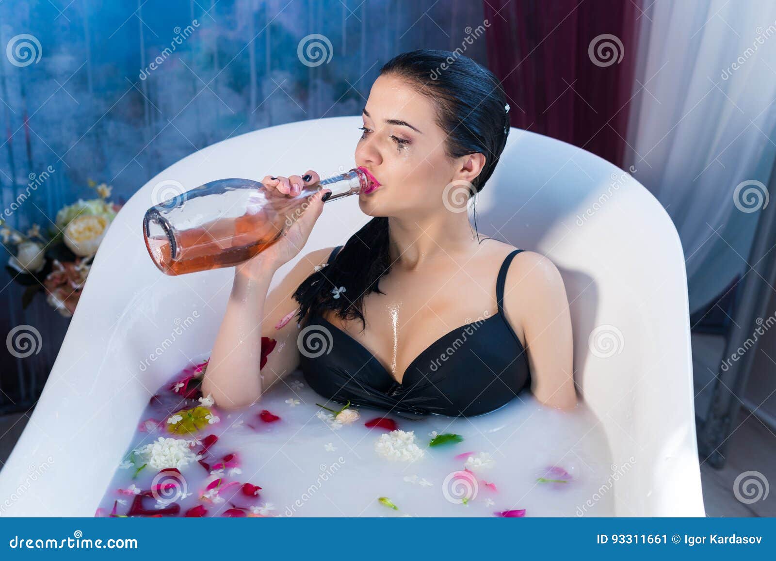 Пьяная женщина в ванной