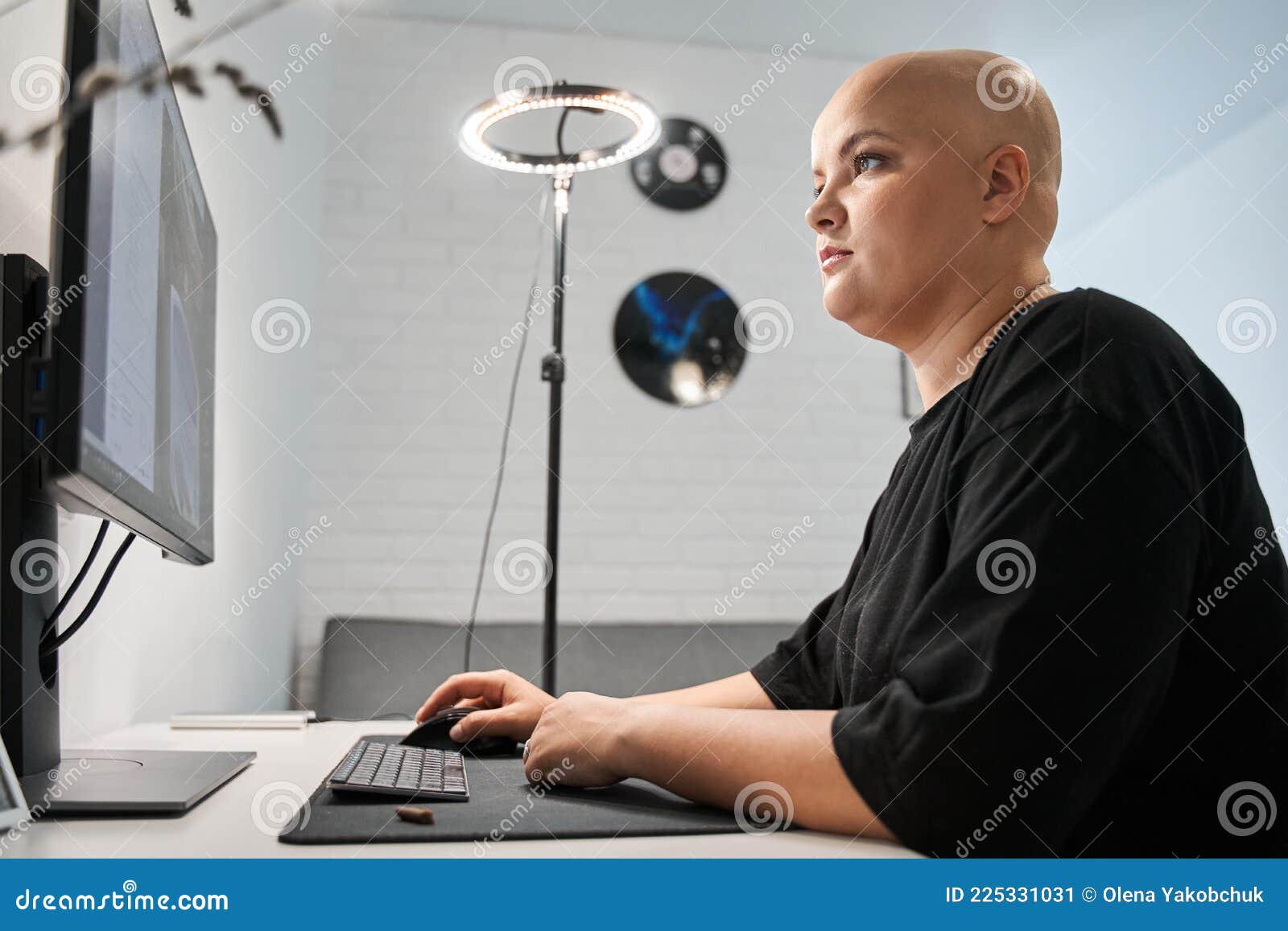 Девушка за компьютером рисунок