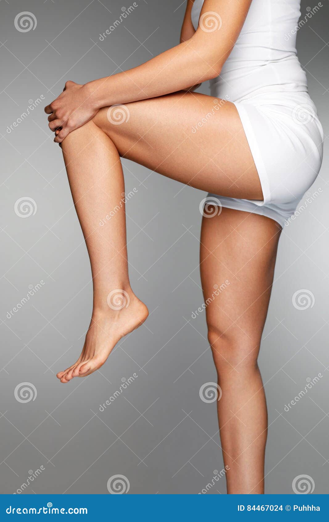 Смачные эро фото голых девушек с кривыми ногами