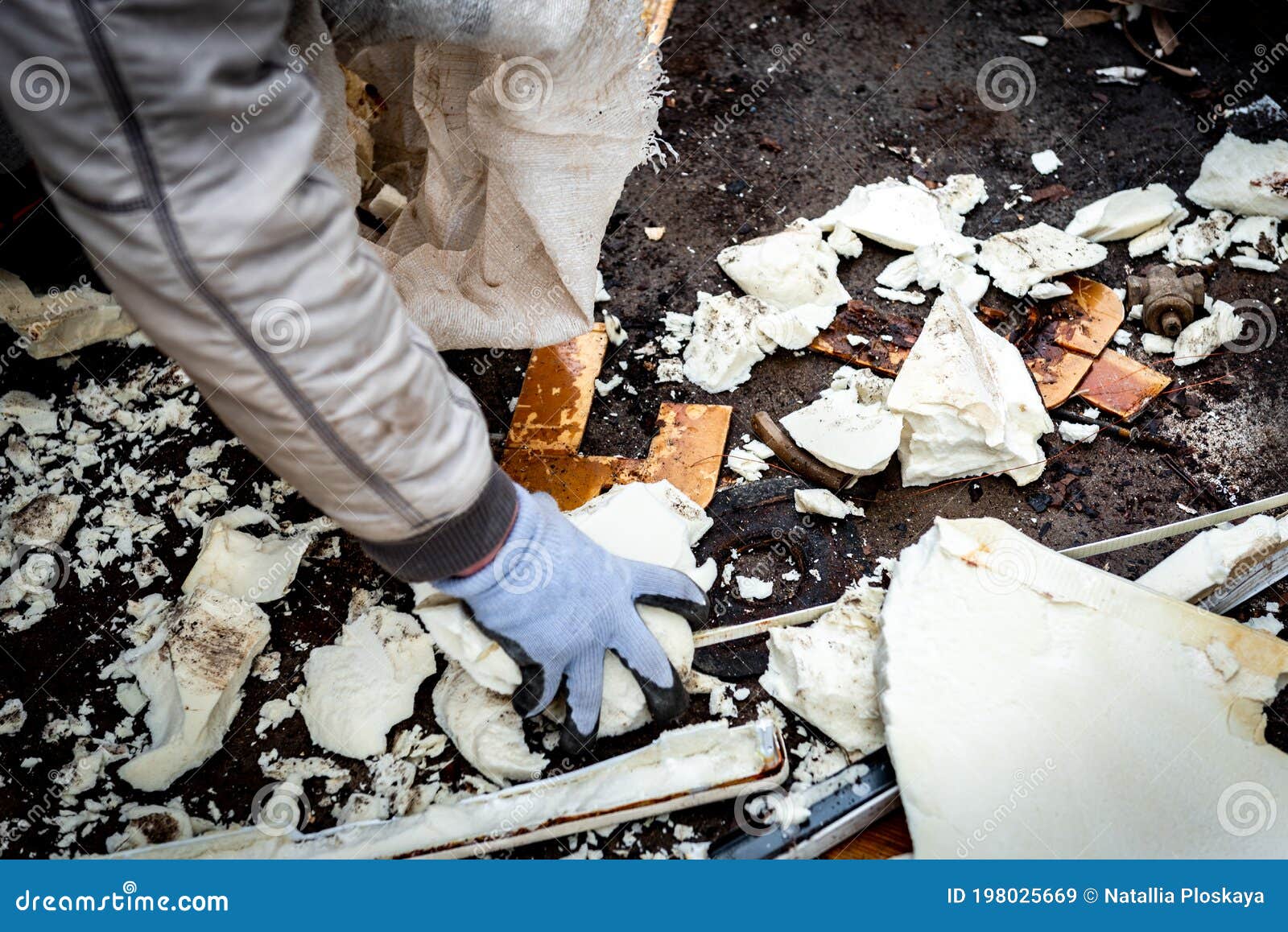 Женщина собирает мусор в сумке Очистка территории от мусора во дворе на ...