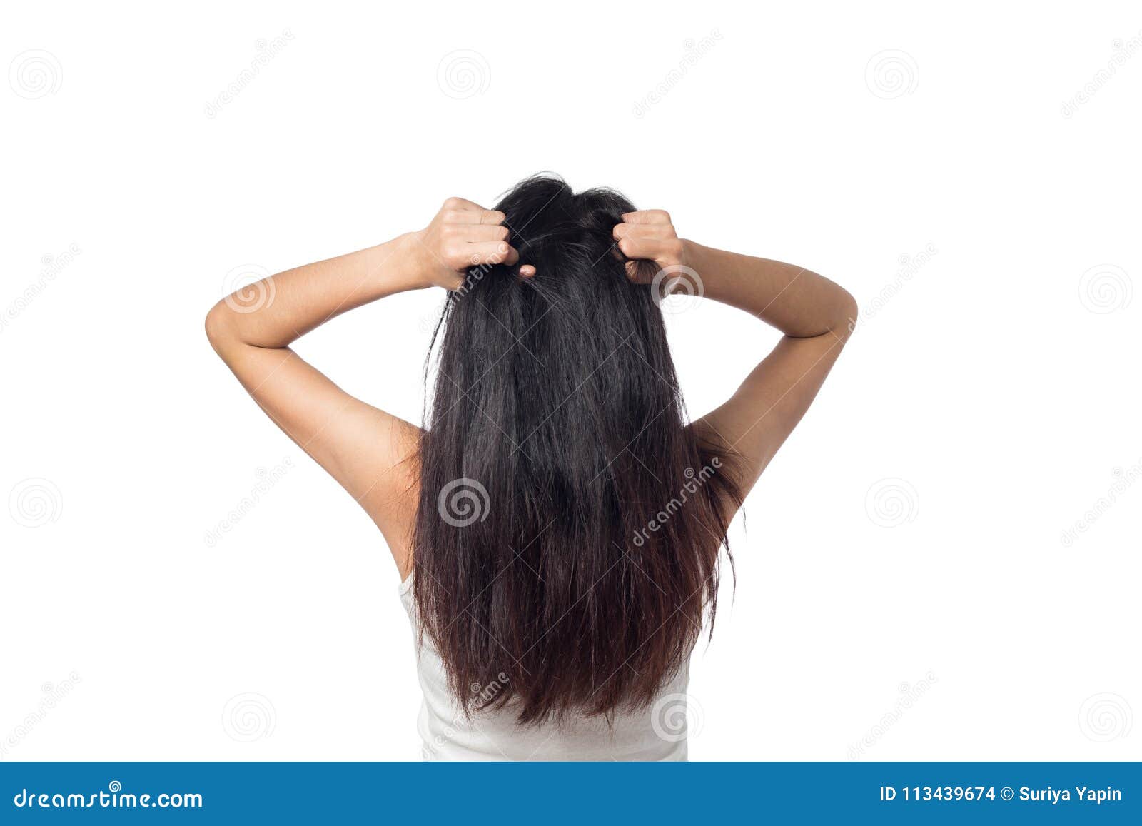 Женщины зудя скальп зудящее его волосы изолированные на белой предпосылке