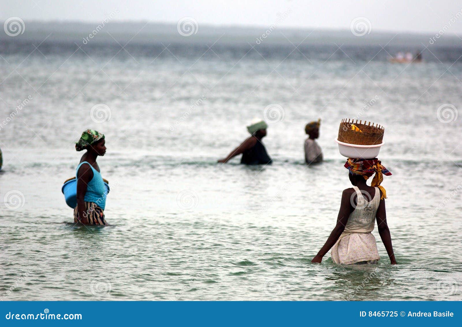 женщины Мозамбика рыболовства. женщины Мозамбика удя еды
