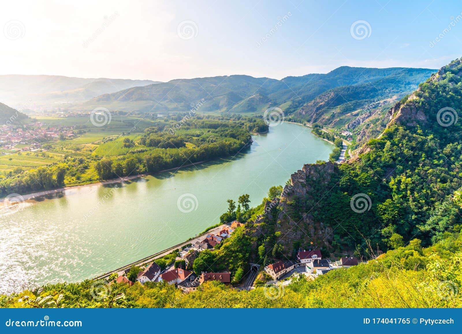 Живописный вид с воздуха в долине Реки дунай и Wachau из руин замка ...