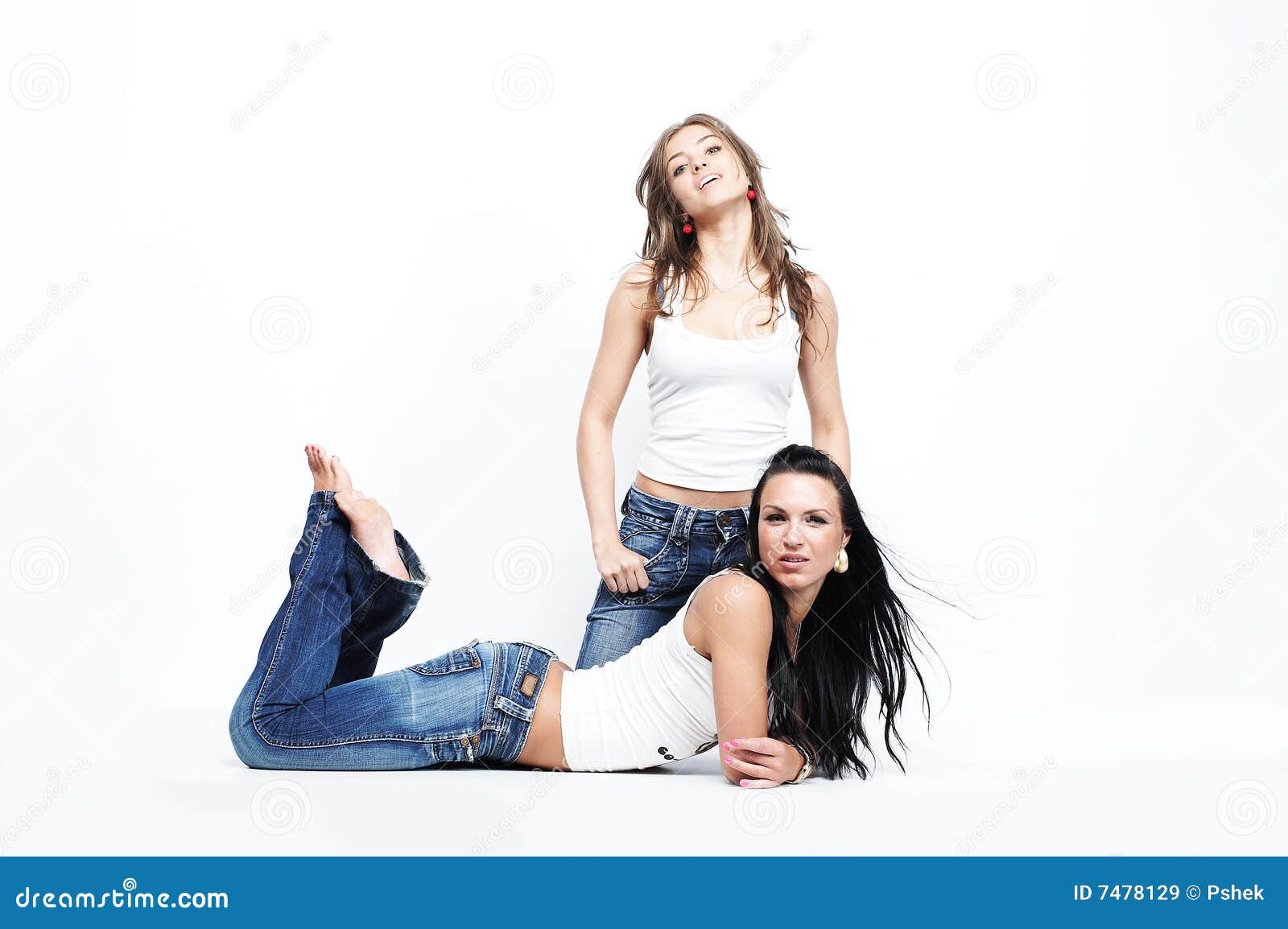 жизнерадостные девушки 2. голубые белизна джинсыов 2 подруг нося