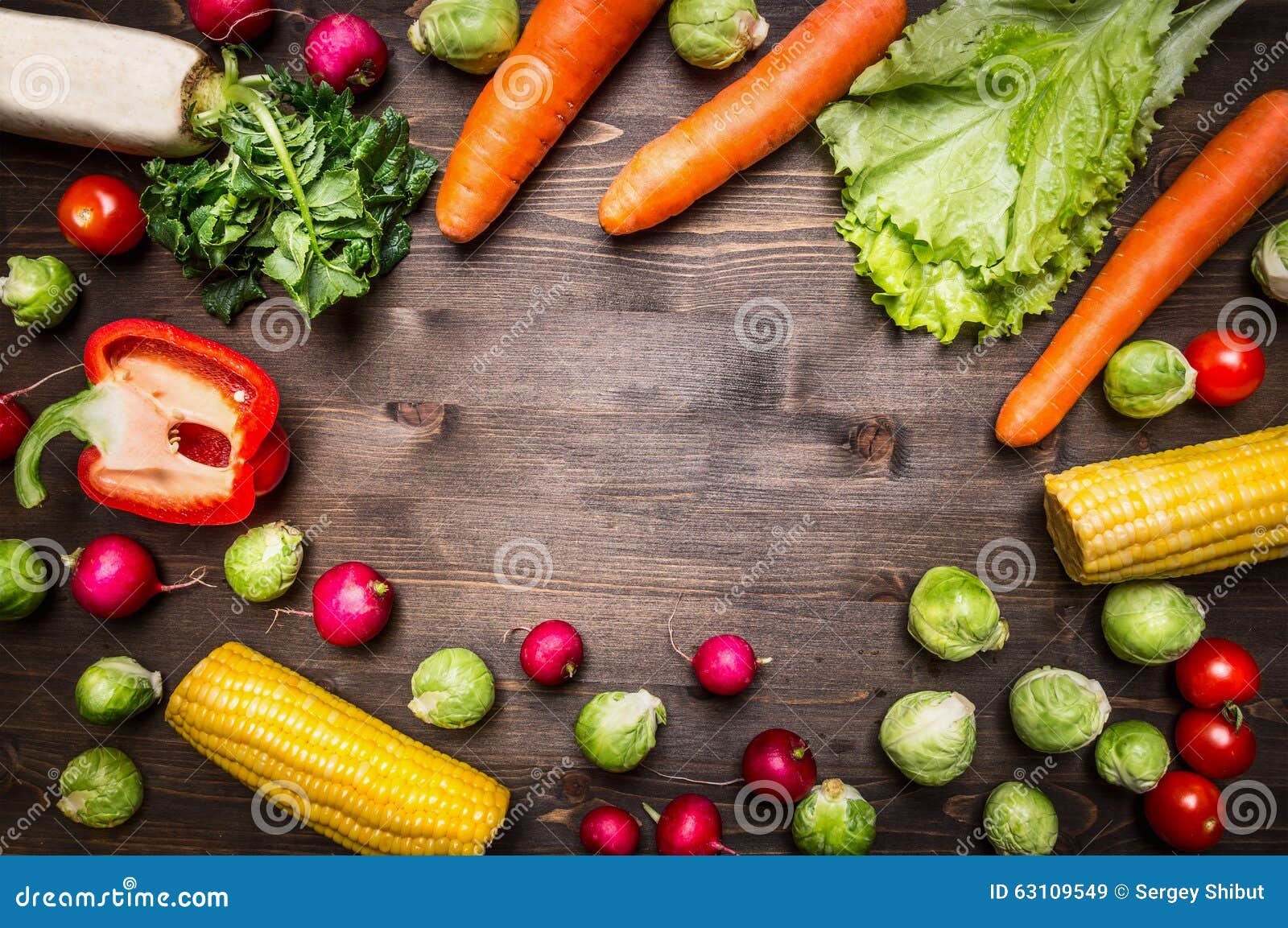 Здоровая еда, варить и вегетарианская концепция перчат, моркови, daikon, салат, редиски, мозоль, текст места розмаринового масла,. Здоровая еда, варить и вегетарианская концепция перчат, моркови, daikon, салат, редиски, мозоль, место розмаринового масла для текста, рамки на деревянном деревенском взгляд сверху предпосылки