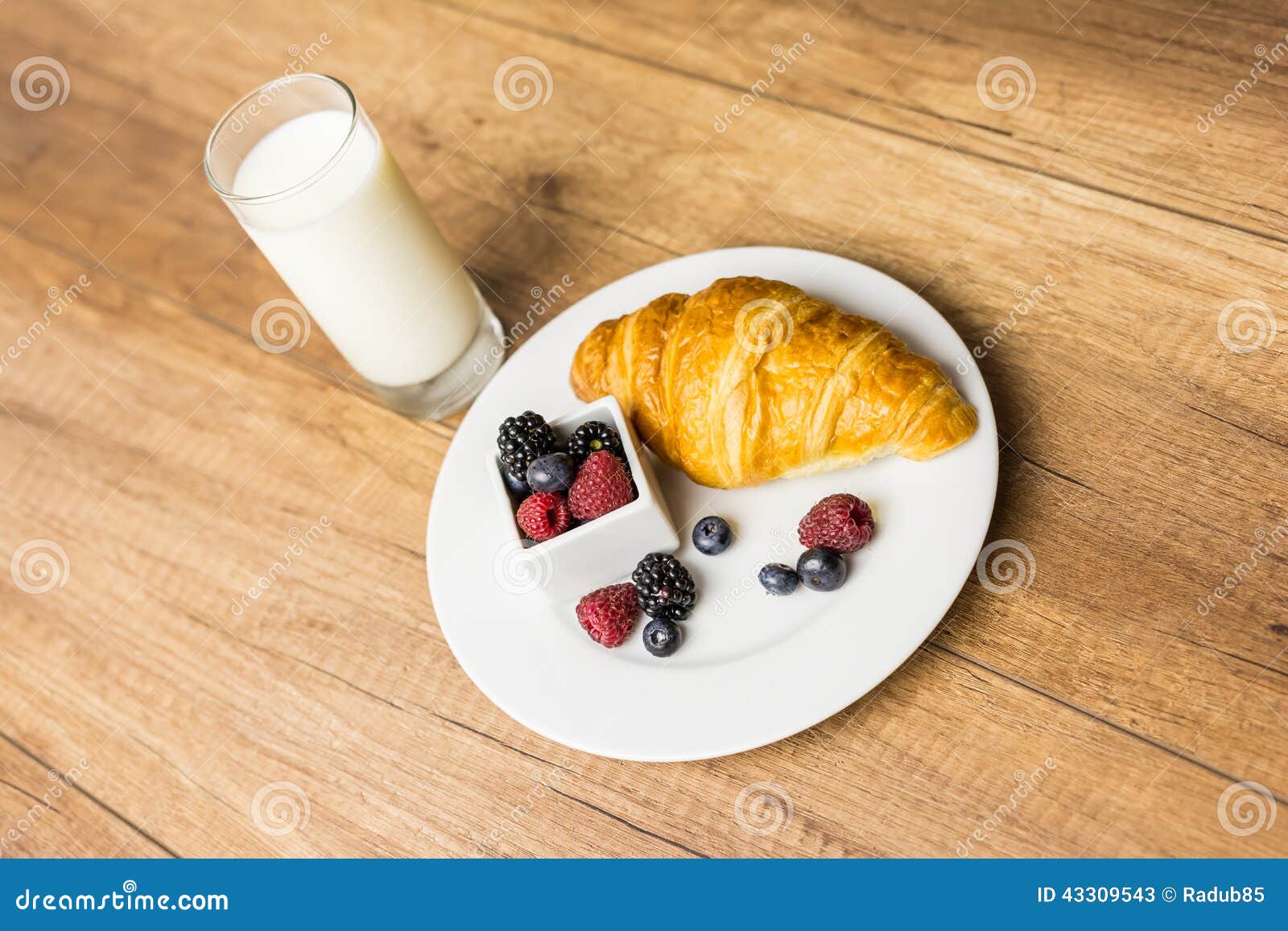 Здоровый завтрак круассана и молока. Здоровый завтрак с круассаном, молоком и свежими фруктами