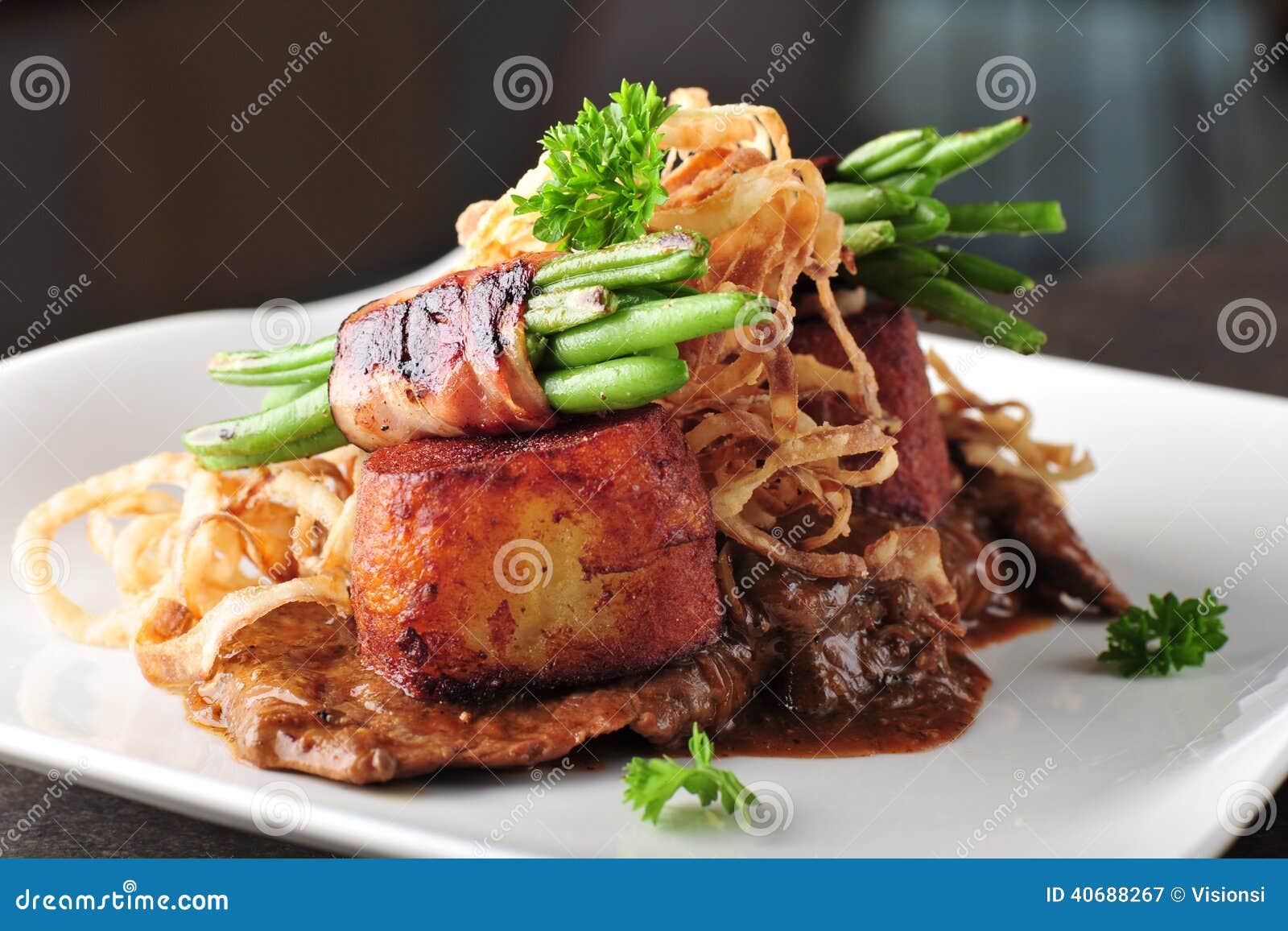 Зажаренное мясо стейка говядины с испеченными картошкой и спаржей ...