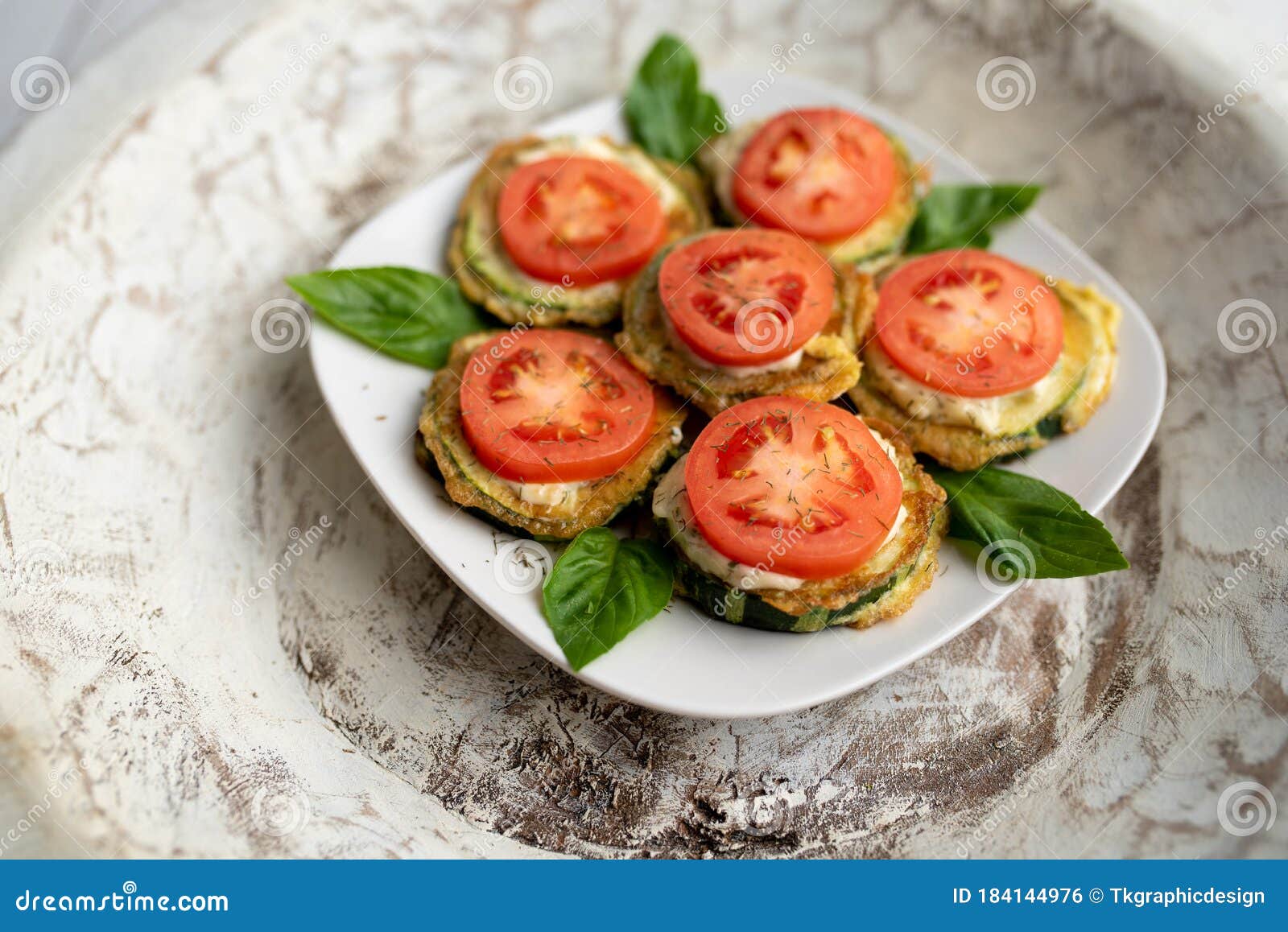 Зажаренный цукини с майонезом и томатный соус, чеснок укропа ...