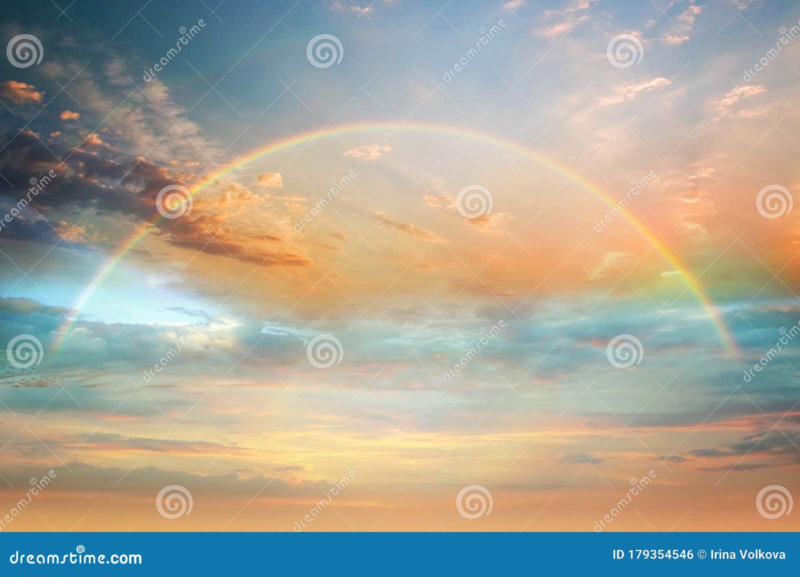 Закат rainbow красочный на природе летний пейзаж голубого отражения моря воды горизонта облаков неба розового желтого красивой