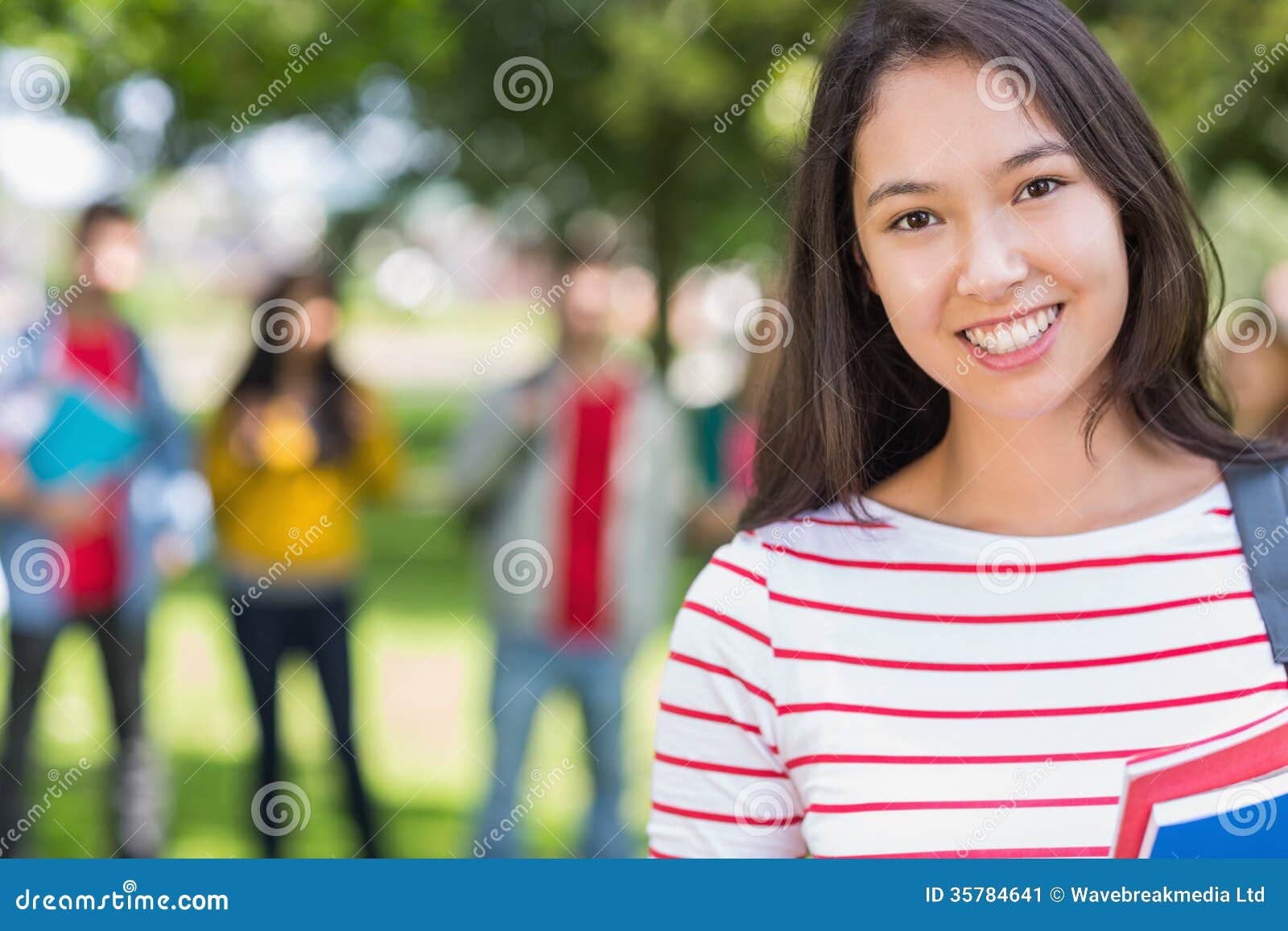 Закройте вверх ученицы колледжа с запачканными студентами в парке ...