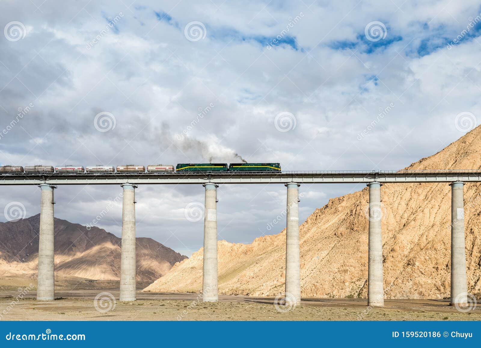 Закрытие дороги Цинхай-Тибет. Закрытие железной дороги Цинхай-Тибет, поезд на железнодорожном мосту, Китай