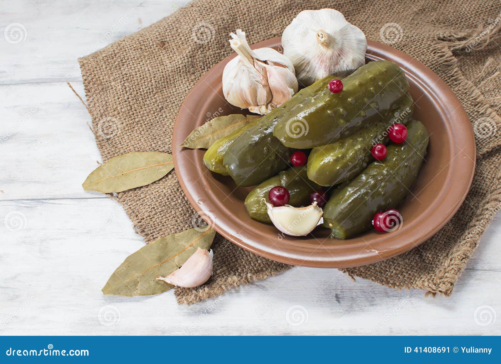 Маринованные огурцы с клюквой
