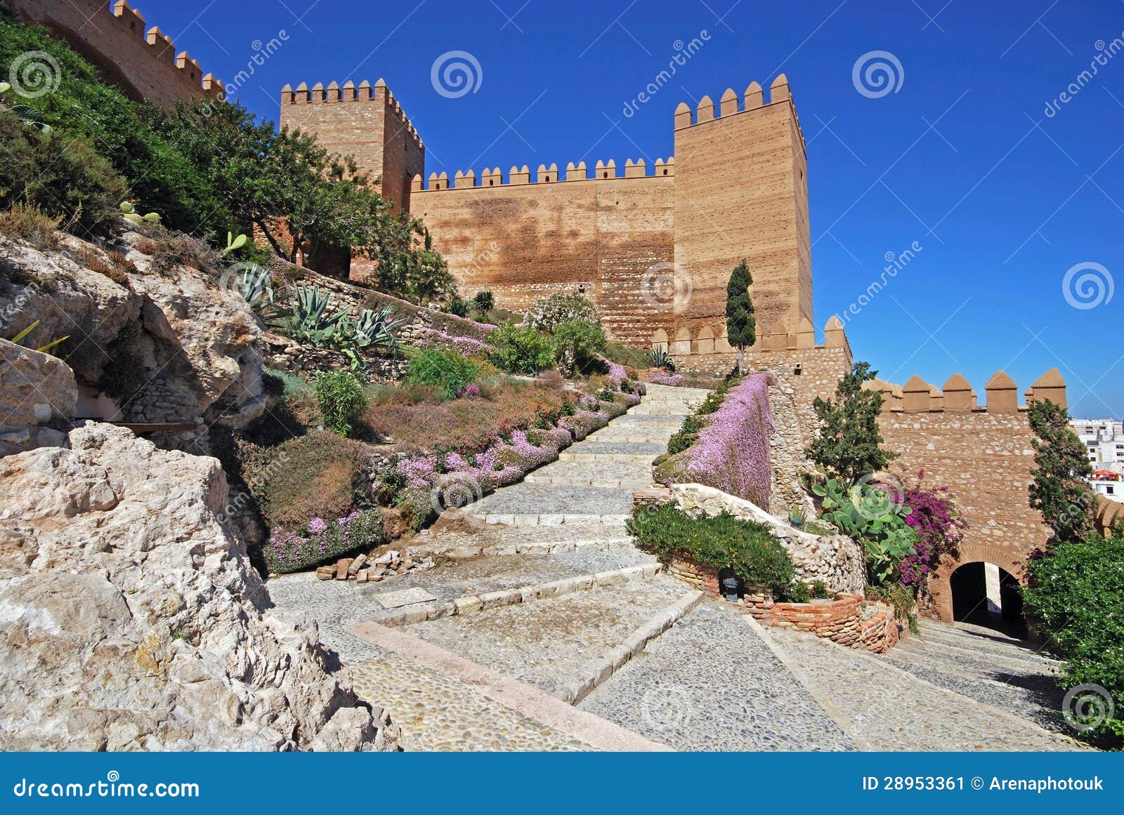 Замок Moorish, Альмерия, Андалусия, Испания. Взгляд замка Moorish и садов, Альмерии, Косты Альмерии, провинции Альмерии, Андалусии, Испании, Западной Европы.