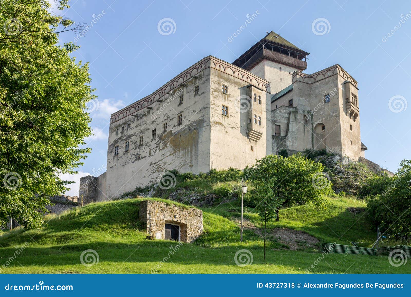 Замок Словакия Trencin. Замок na górze холма со своими крепостными стенами Trencin, Словакия