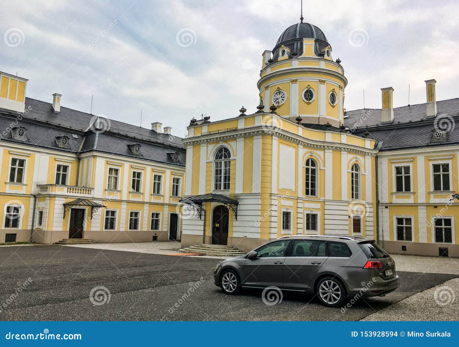 Замоки Silherovice около города Остравы в погоде overcast. SILHEROVICE, ЧЕХИЯ - 5-ОЕ АВГУСТА 2018: Замоки Silherovice около города Остравы в автомобиле гольфа погоды и Фольксваген overcast польских туристов припаркованных перед им