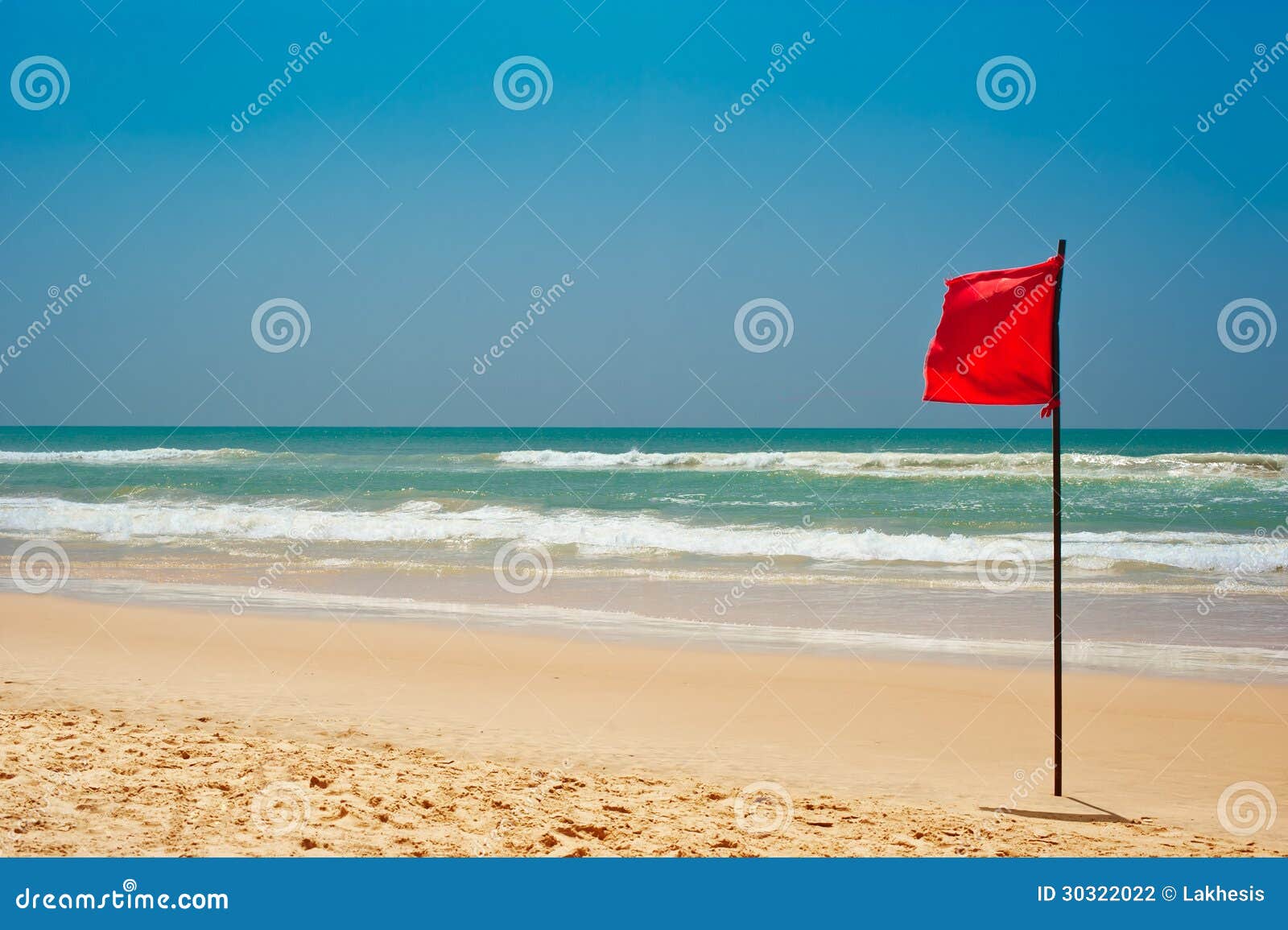 Красный флаг на море