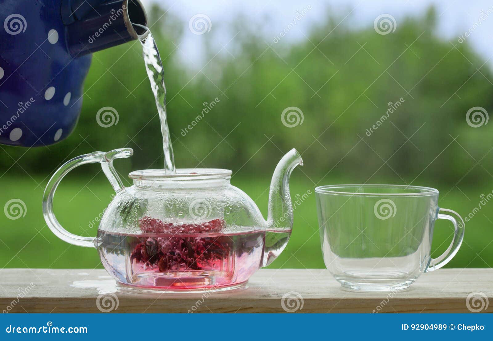 Чайник кипит