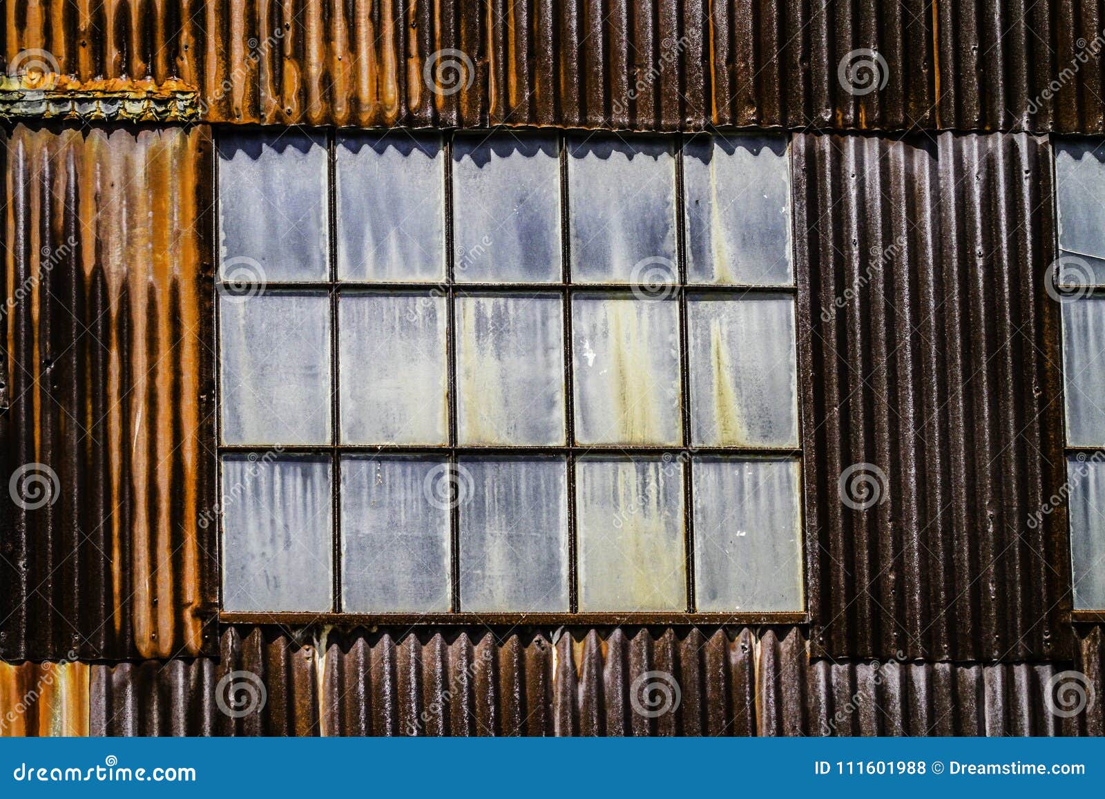 Заржаветый склад и пакостные окна в Cass Западной Вирджинии