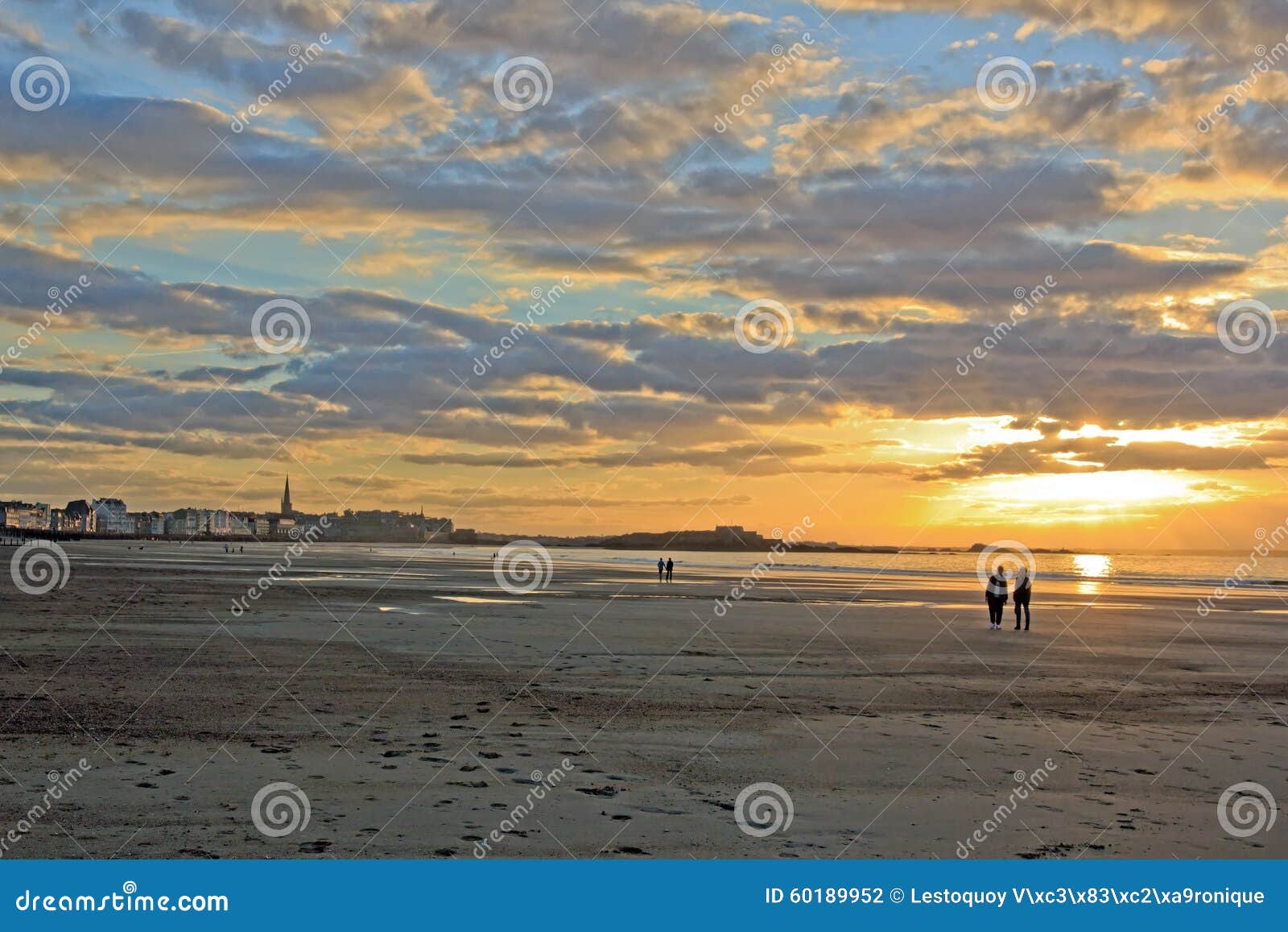 Заход солнца в лете на пляже и городе St Malo (Бретани Франция). Романтичный заход солнца в Бретани (Франция)