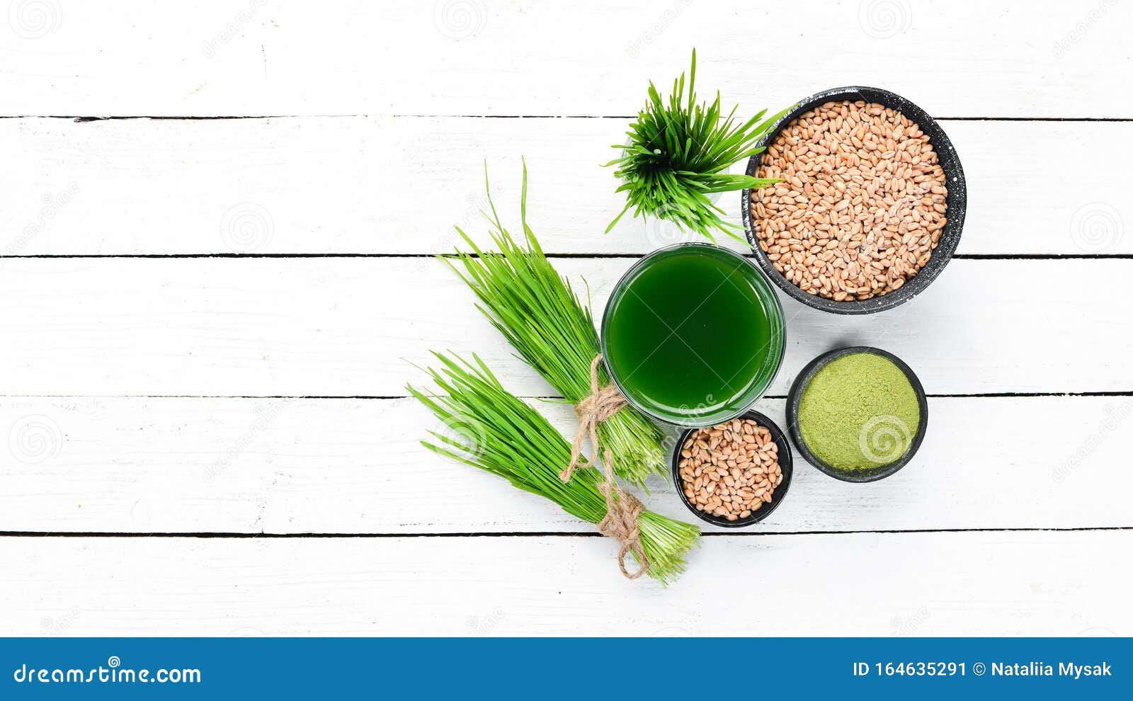 Здоровая зеленая пшеница пьет на белом фоне Стоковое Изображение ...