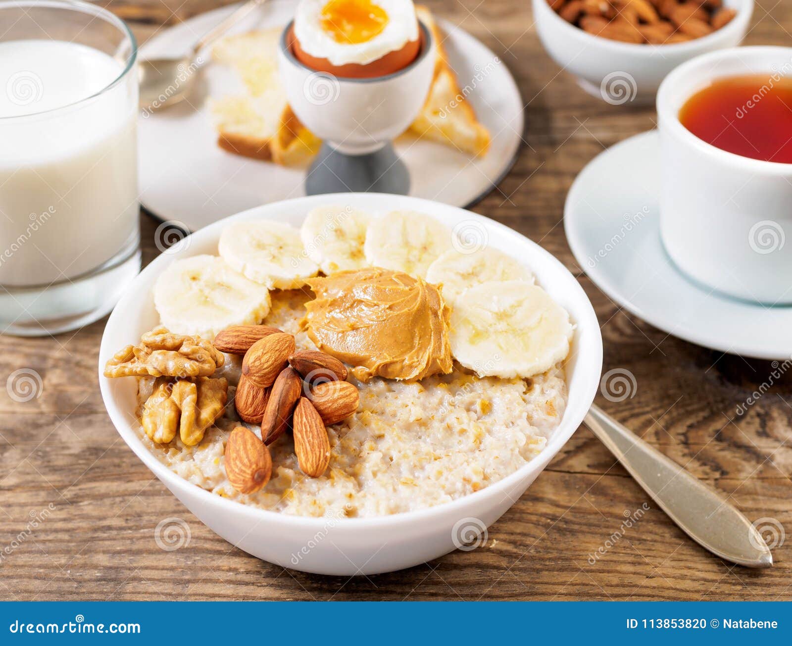 Здоровый завтрак - овсяная каша с гайками, мягкими вареными яйцами ...