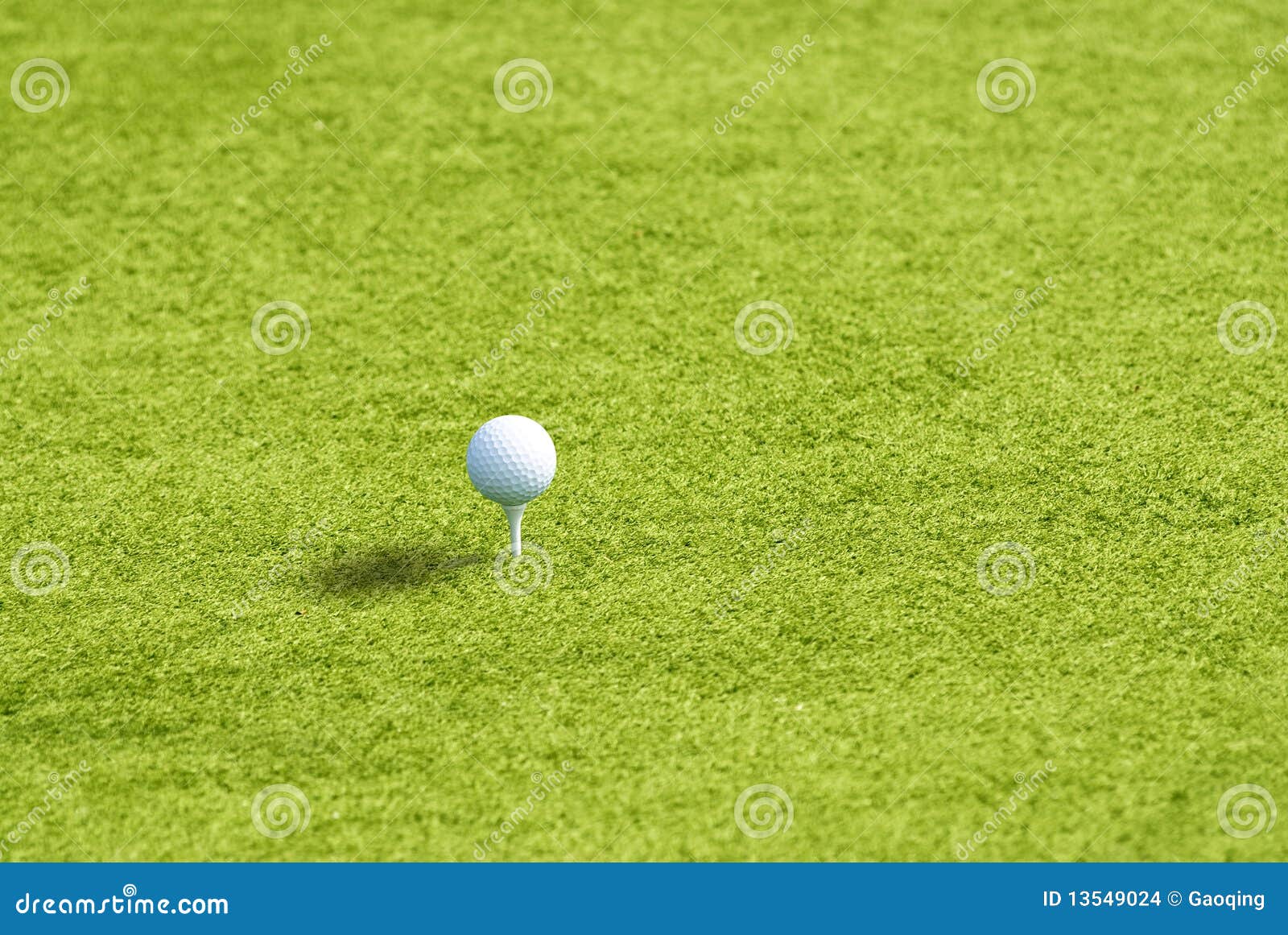 зеленый цвет травы гольфа шарика близкий вверх