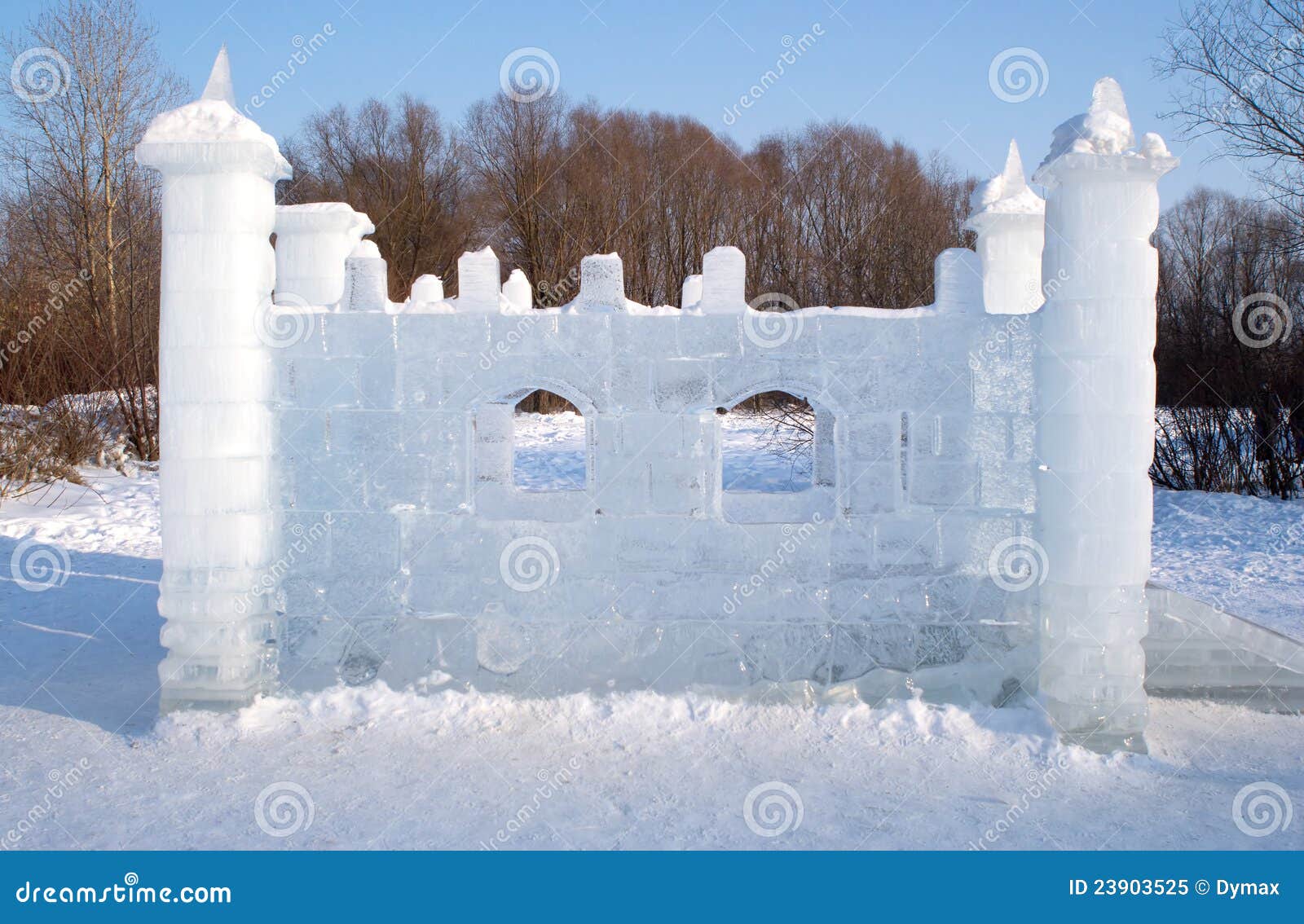 Снежная крепость во дворе