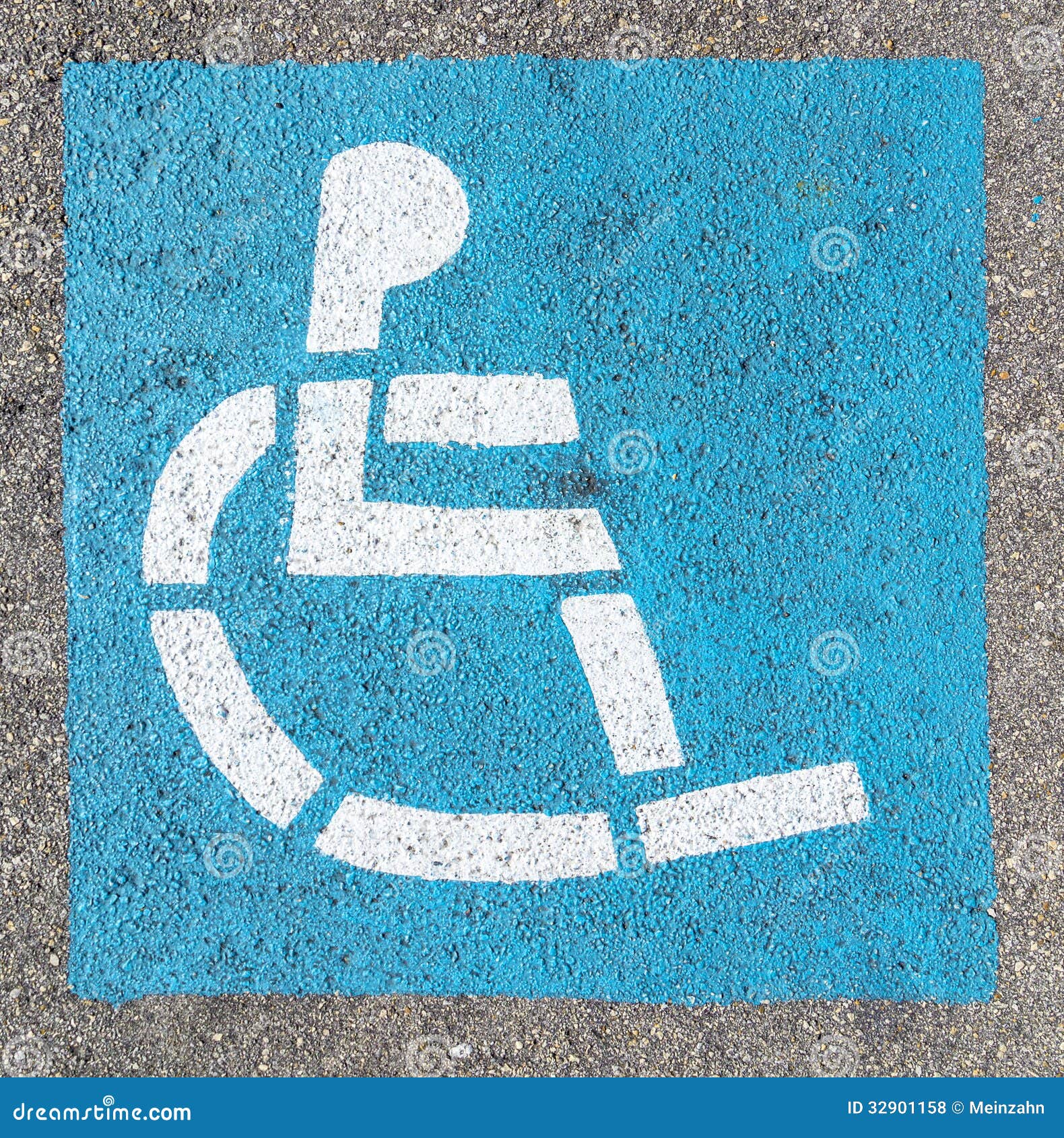 Знак кресло-коляскы на месте для стоянки в сини