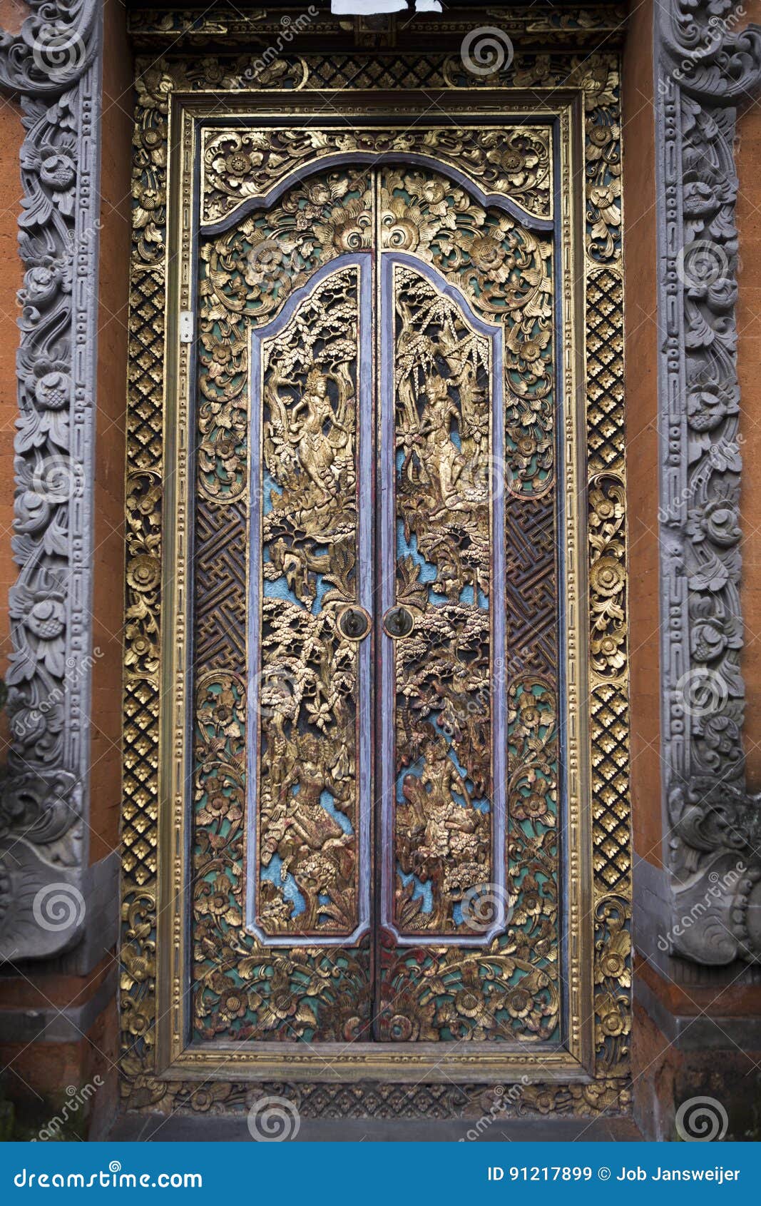 Золотая орнаментированная дверь в Бали, Индонезии